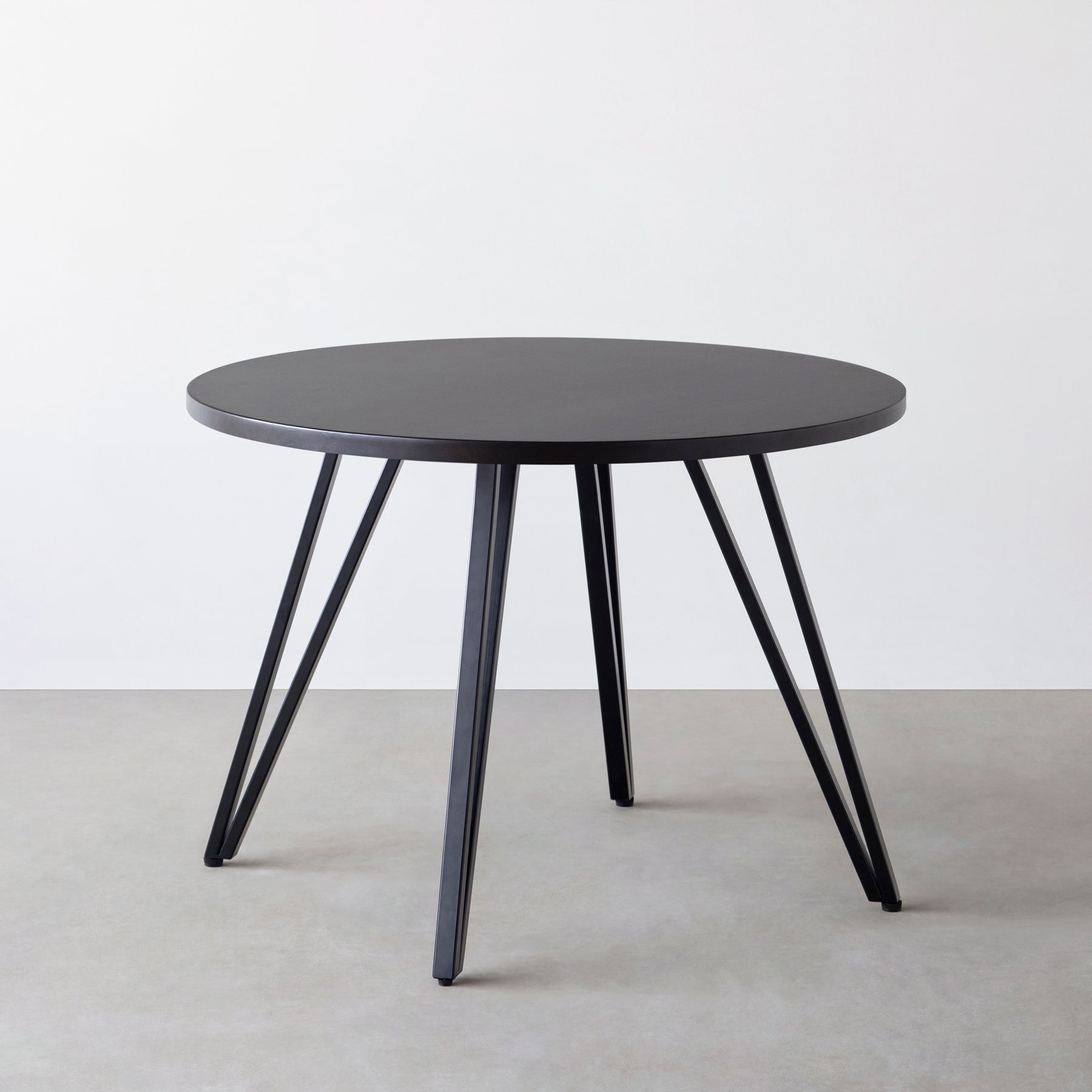 Kanademono のラバーウッドの大型カフェテーブル