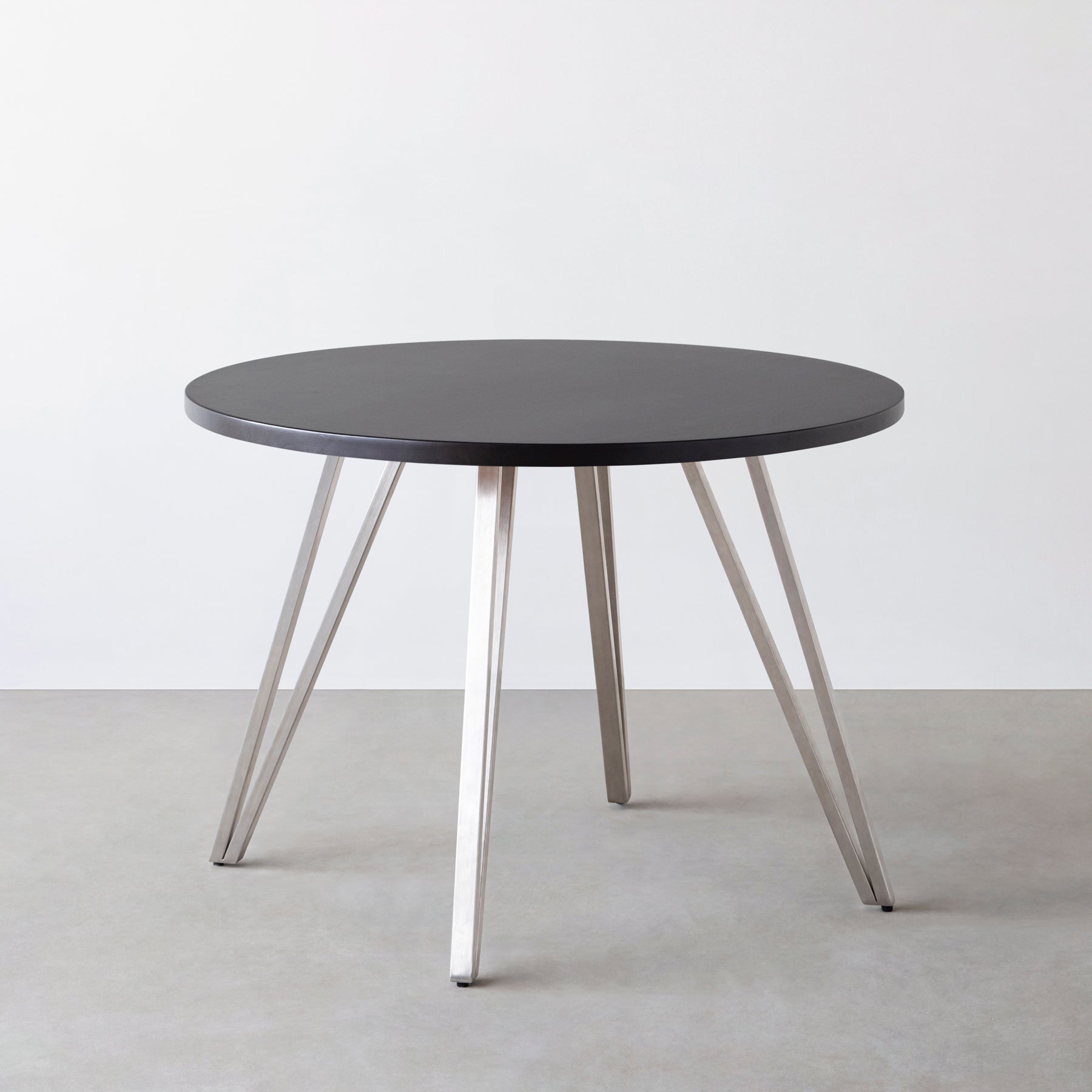 Kanademono のラバーウッドの大型カフェテーブル