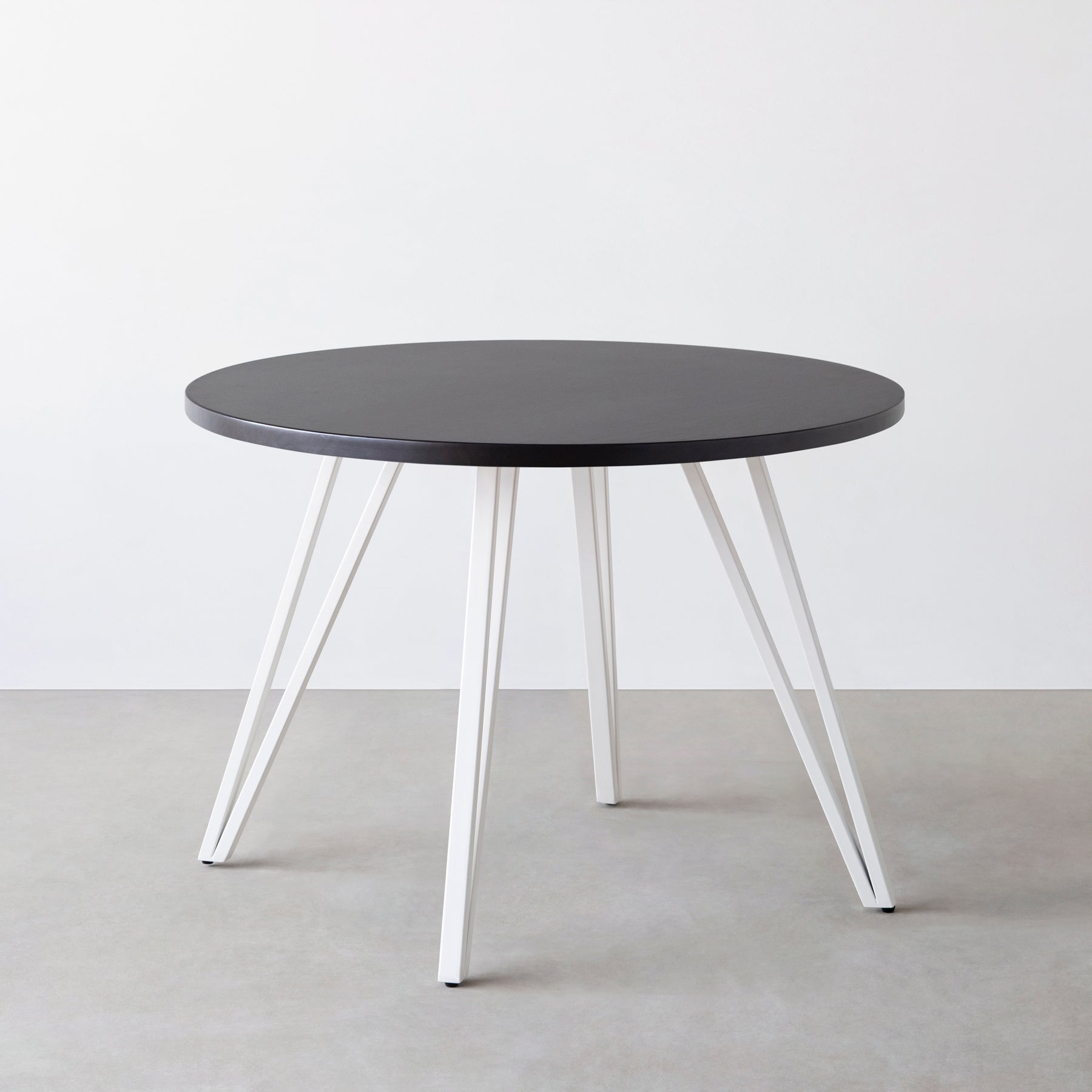 Kanademono のラバーウッドの大型カフェテーブル