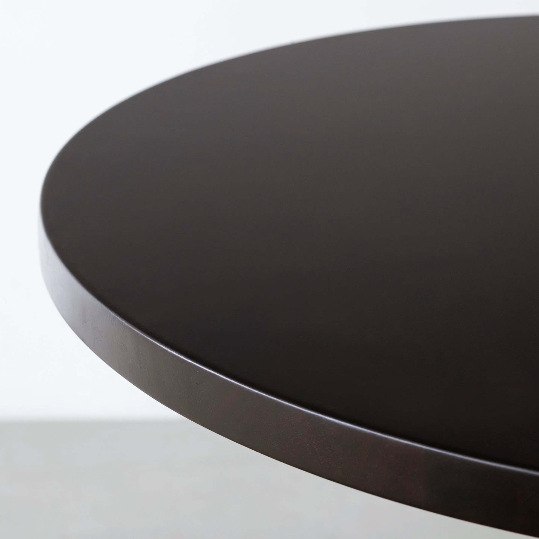 Kanademono のラバーウッドとX脚を組み合わせたカフェテーブル