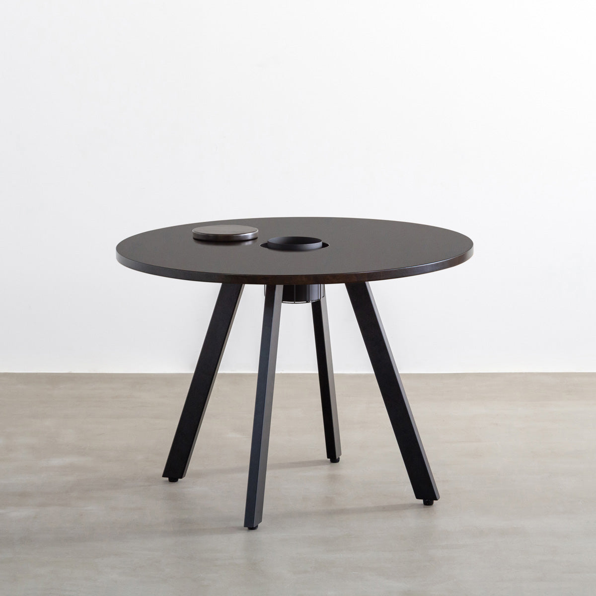 KANADEMONOのワイヤーバスケット付きのラバーウッド材ブラックブラウンのラウンド天板にマットブラックの4pinアイアン脚を組み合わせたカフェテーブル