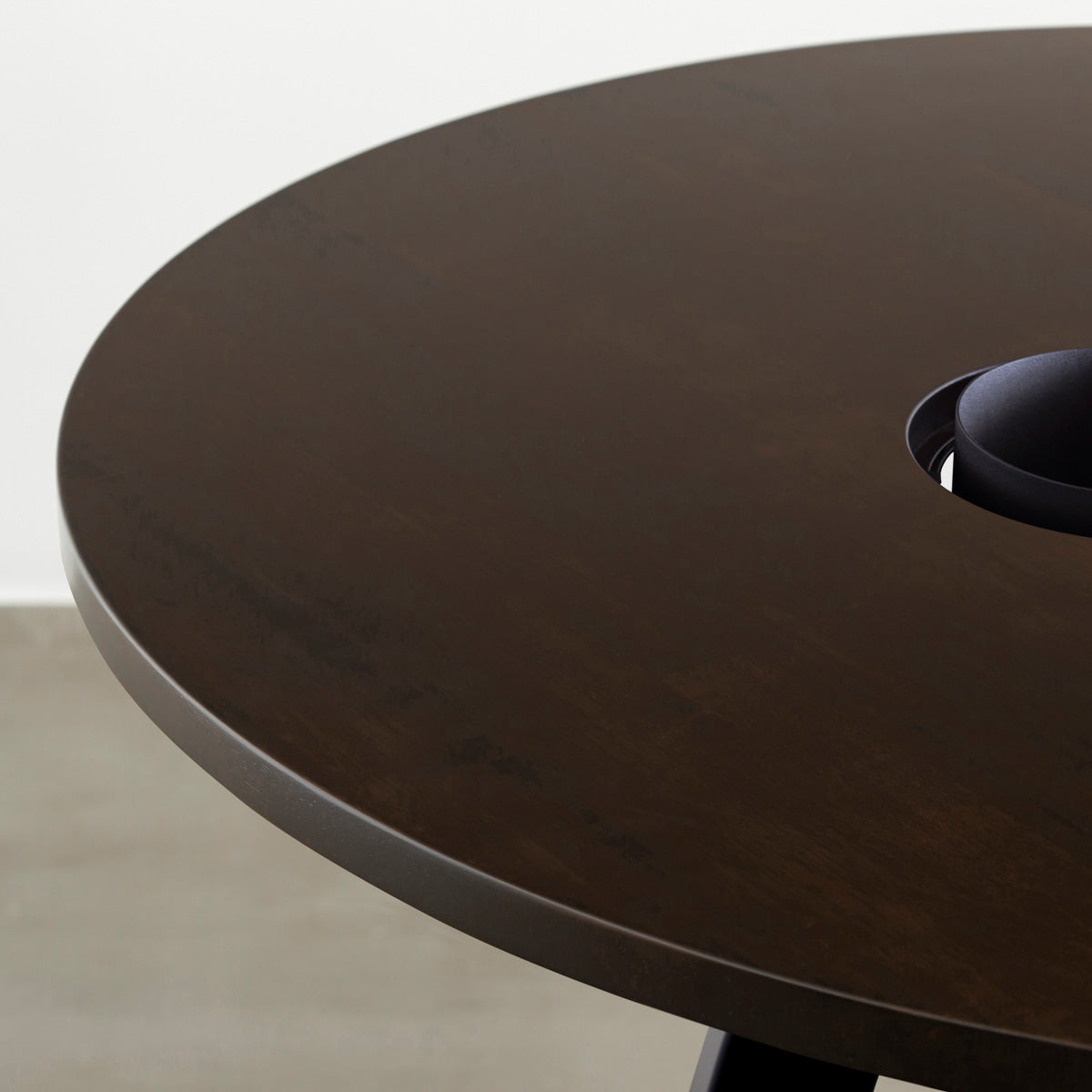 KANADEMONOのワイヤーバスケット付きのラバーウッド材ブラックブラウンのラウンド天板にマットブラックの4pinアイアン脚を組み合わせたカフェテーブル（天板）