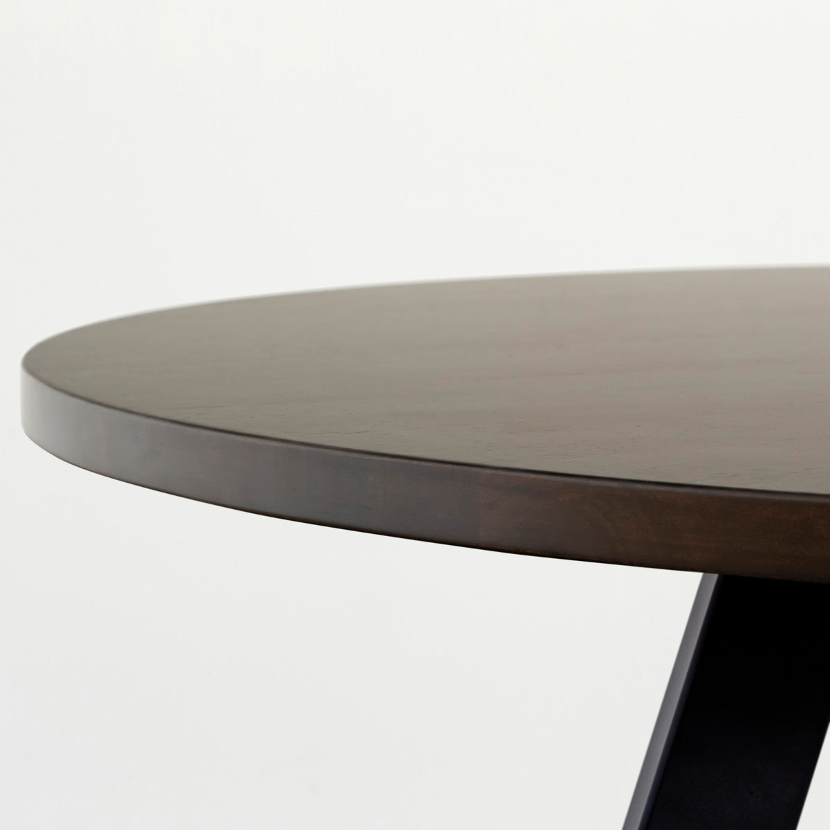 KANADEMONOのワイヤーバスケット付きのラバーウッド材ブラックブラウンのラウンド天板にマットブラックの4pinアイアン脚を組み合わせたカフェテーブル（天板と脚）