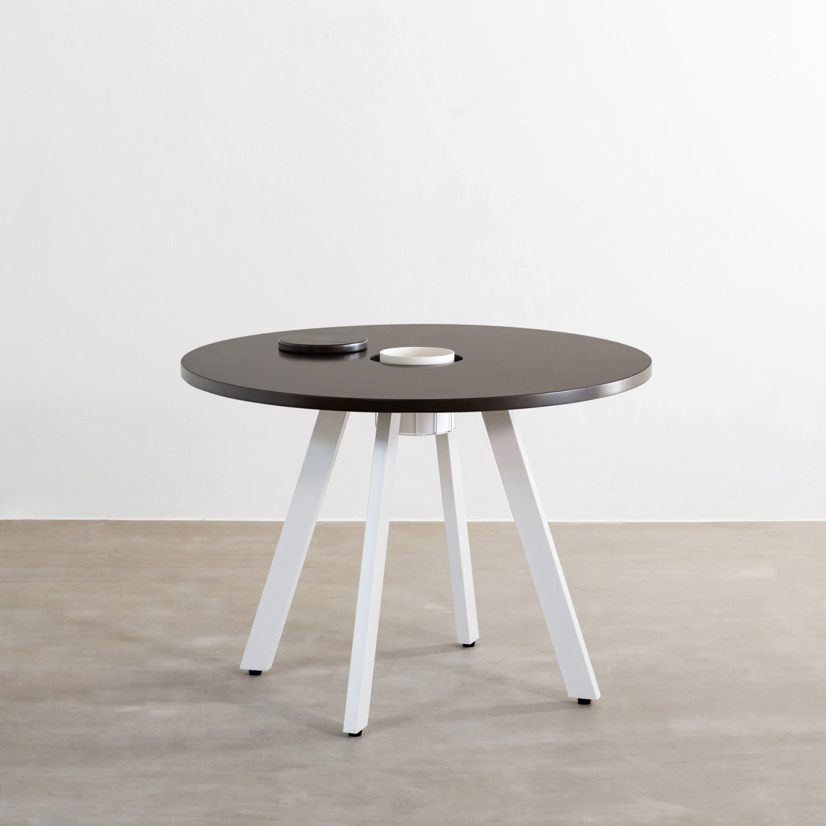 KANADEMONOのワイヤーバスケット付きのラバーウッド材ブラックブラウンのラウンド天板にマットホワイトの4pinアイアン脚を組み合わせたカフェテーブル