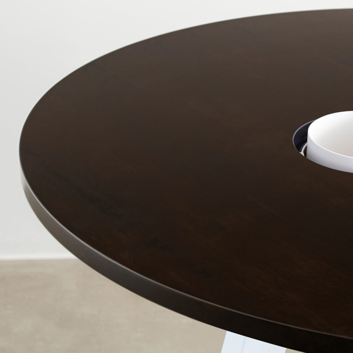 KANADEMONOのワイヤーバスケット付きのラバーウッド材ブラックブラウンのラウンド天板にマットホワイトの4pinアイアン脚を組み合わせたカフェテーブル（天板）