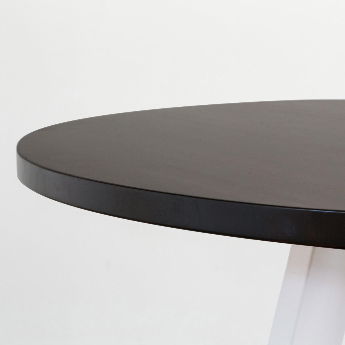 KANADEMONOのワイヤーバスケット付きのラバーウッド材ブラックブラウンのラウンド天板にマットホワイトの4pinアイアン脚を組み合わせたカフェテーブル（天板と脚）