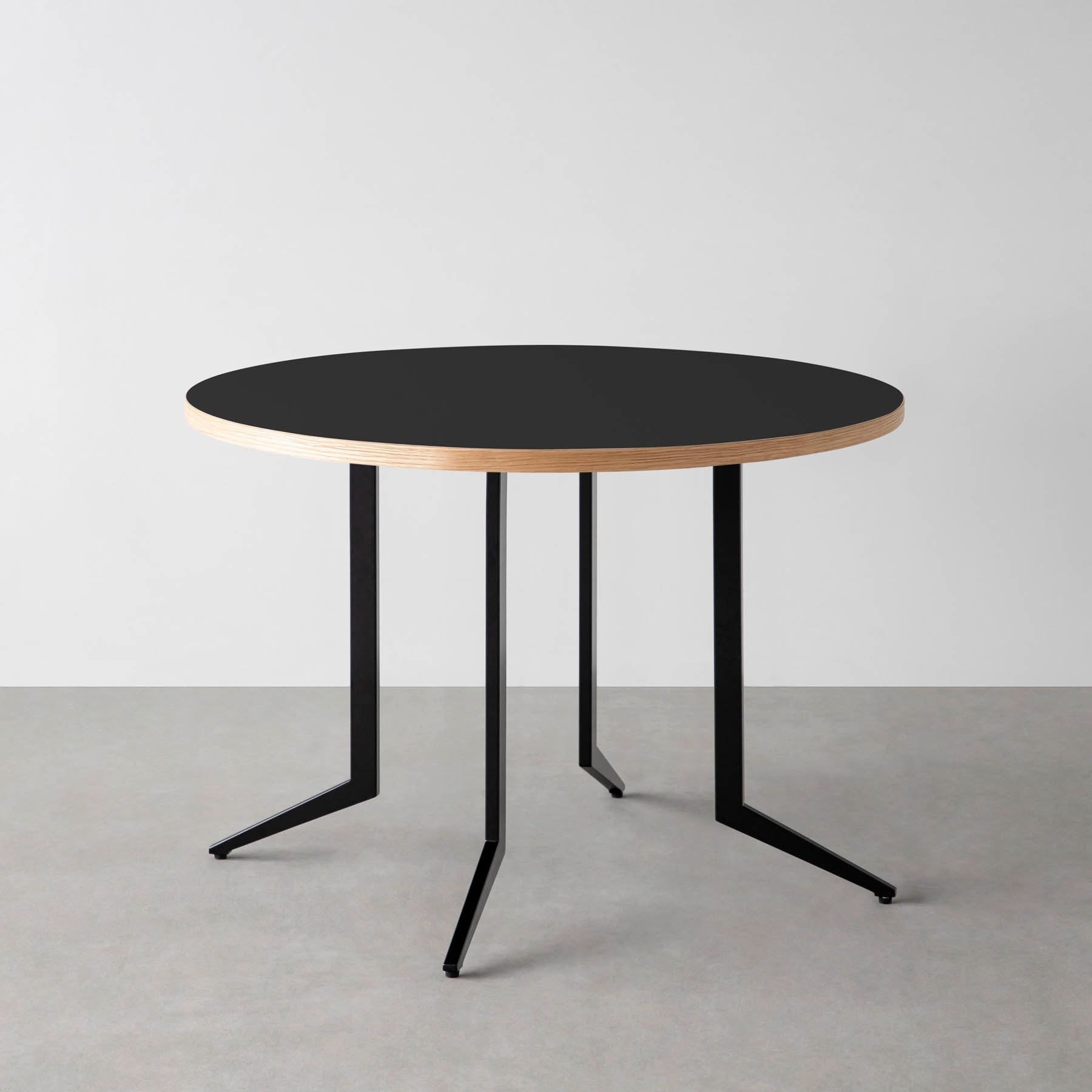 スマート造作カフェテーブル / リノリウム 全32色　黒スチール脚 4本脚 × ラウンド φ81 - 100