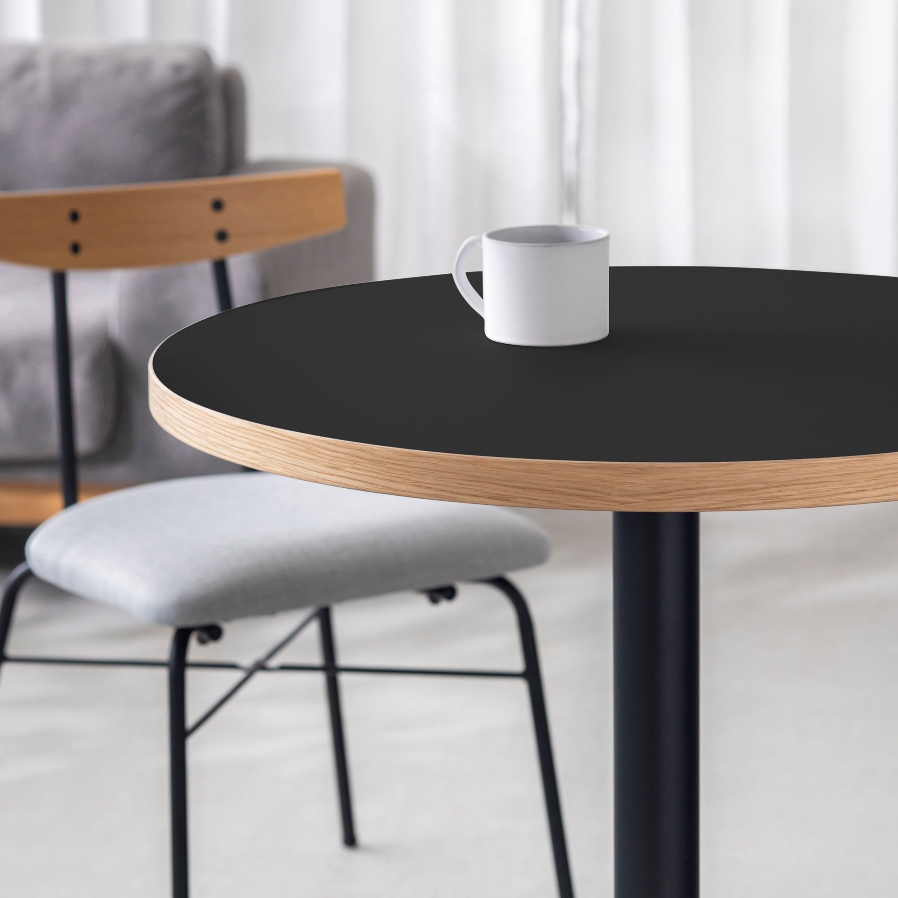 スマート造作カフェテーブル / リノリウム 全32色　黒スチール脚 1本脚 × ラウンド φ61 - 70