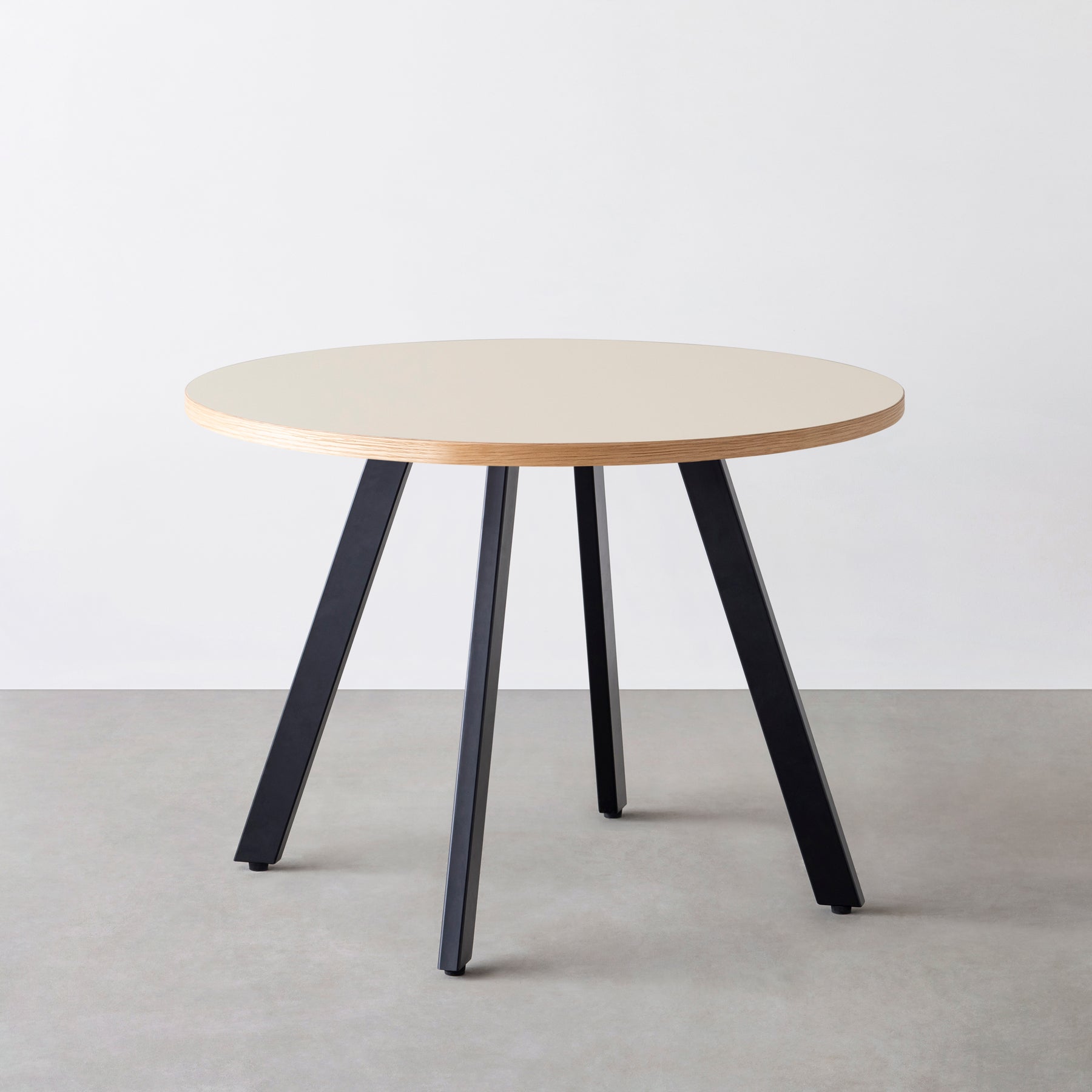 スマート造作カフェテーブル / リノリウム 全32色　黒スチール脚 4本脚 × ラウンド φ81 - 100