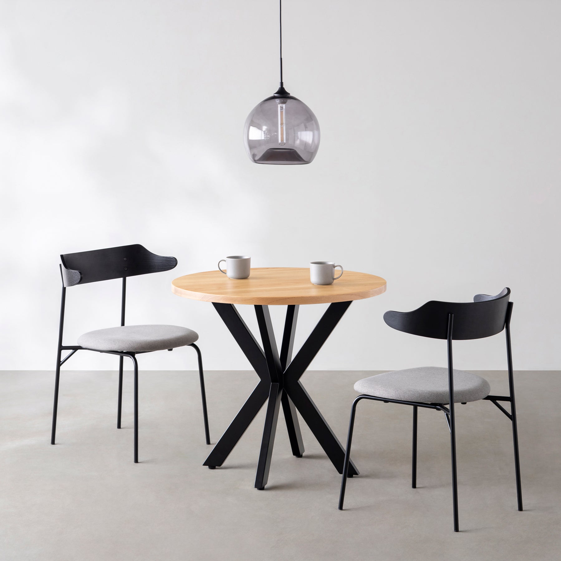 Kanademonoの無垢ホワイトアッシュのカフェテーブル