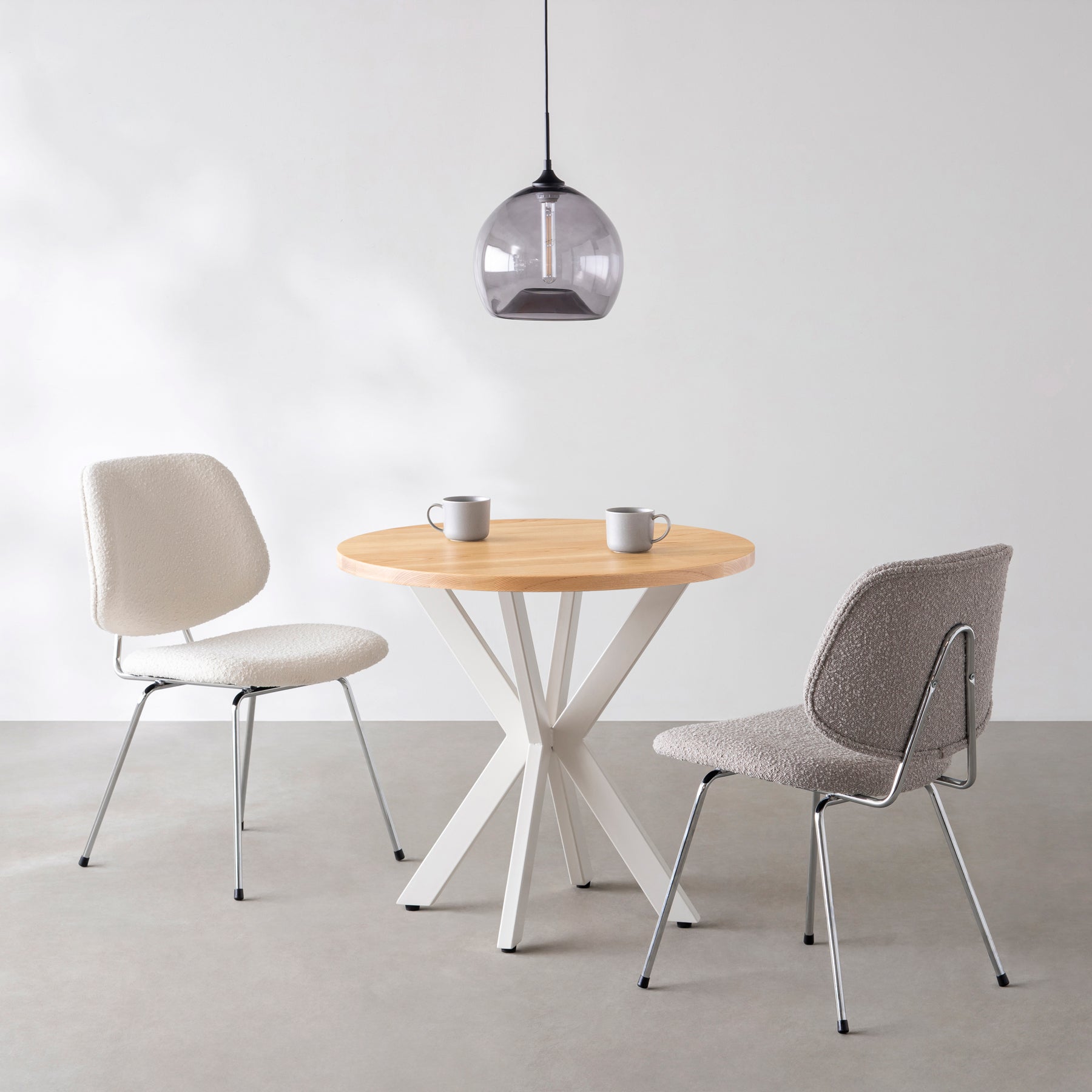 Kanademonoの無垢ホワイトアッシュのカフェテーブル