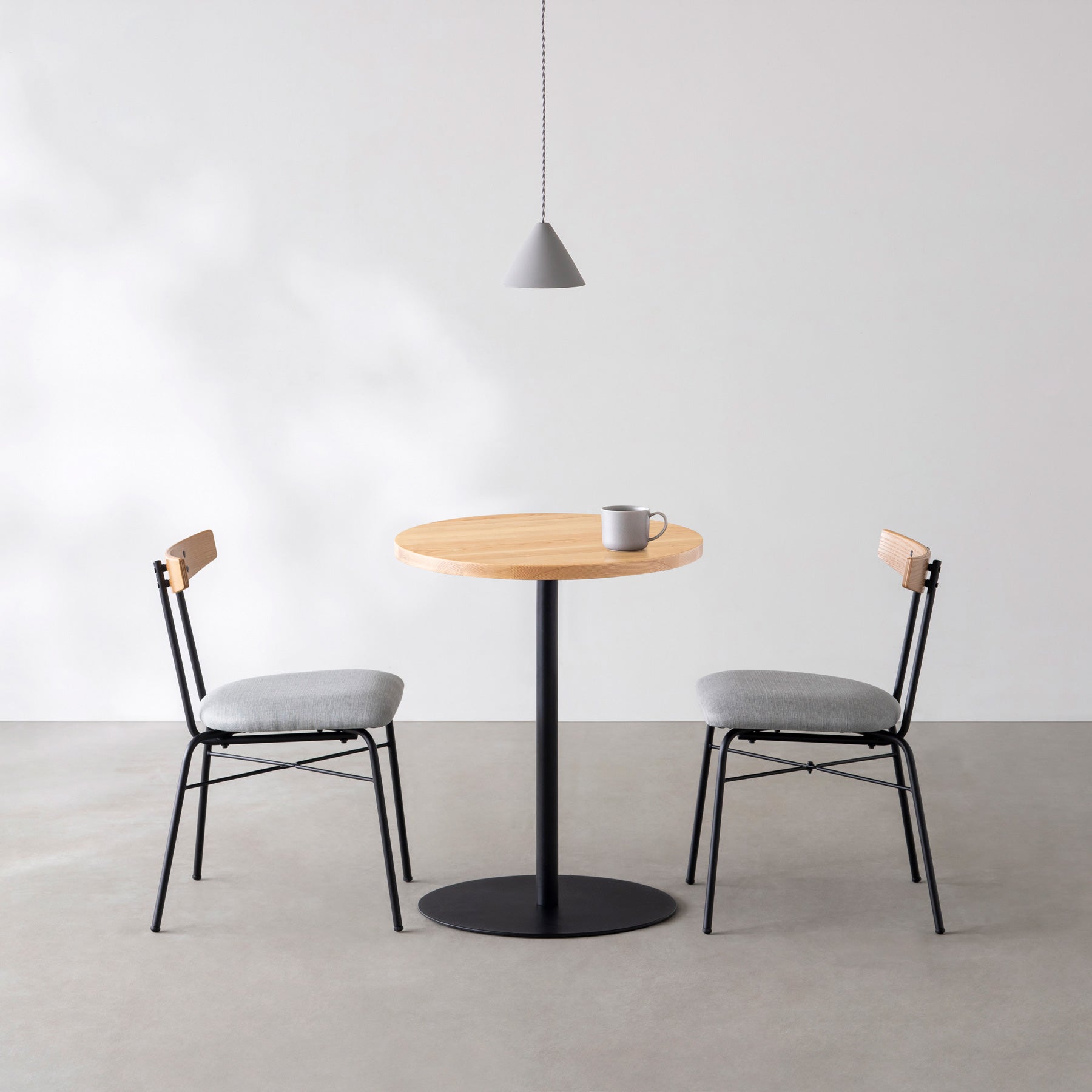 スマート造作カフェテーブル / 無垢 ホワイトアッシュ　黒スチール脚 1本脚 × ラウンド φ50 - 60