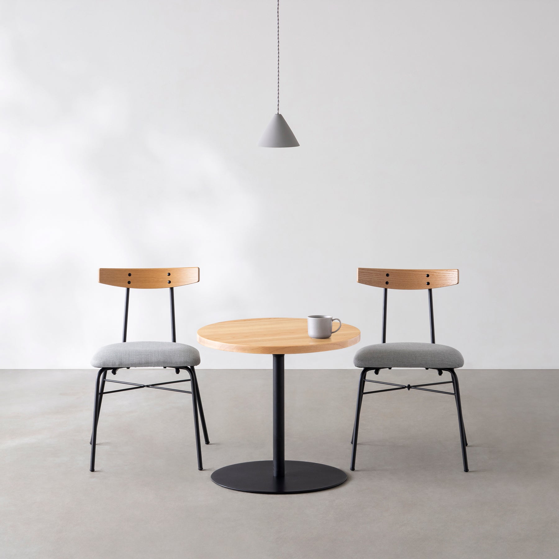 Kanademonoの無垢ホワイトアッシュのカフェテーブル