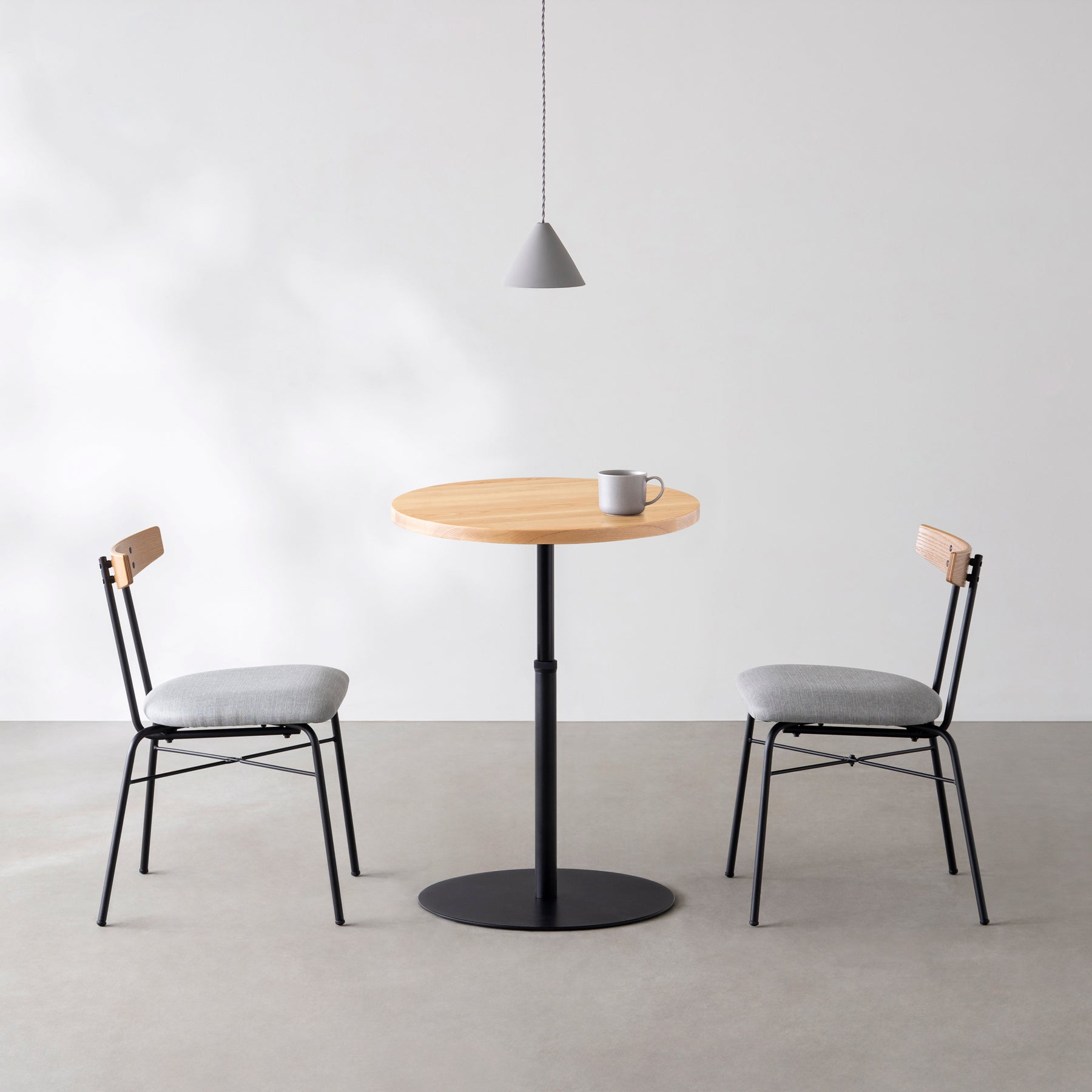 Kanademonoの無垢ホワイトアッシュのカフェテーブル