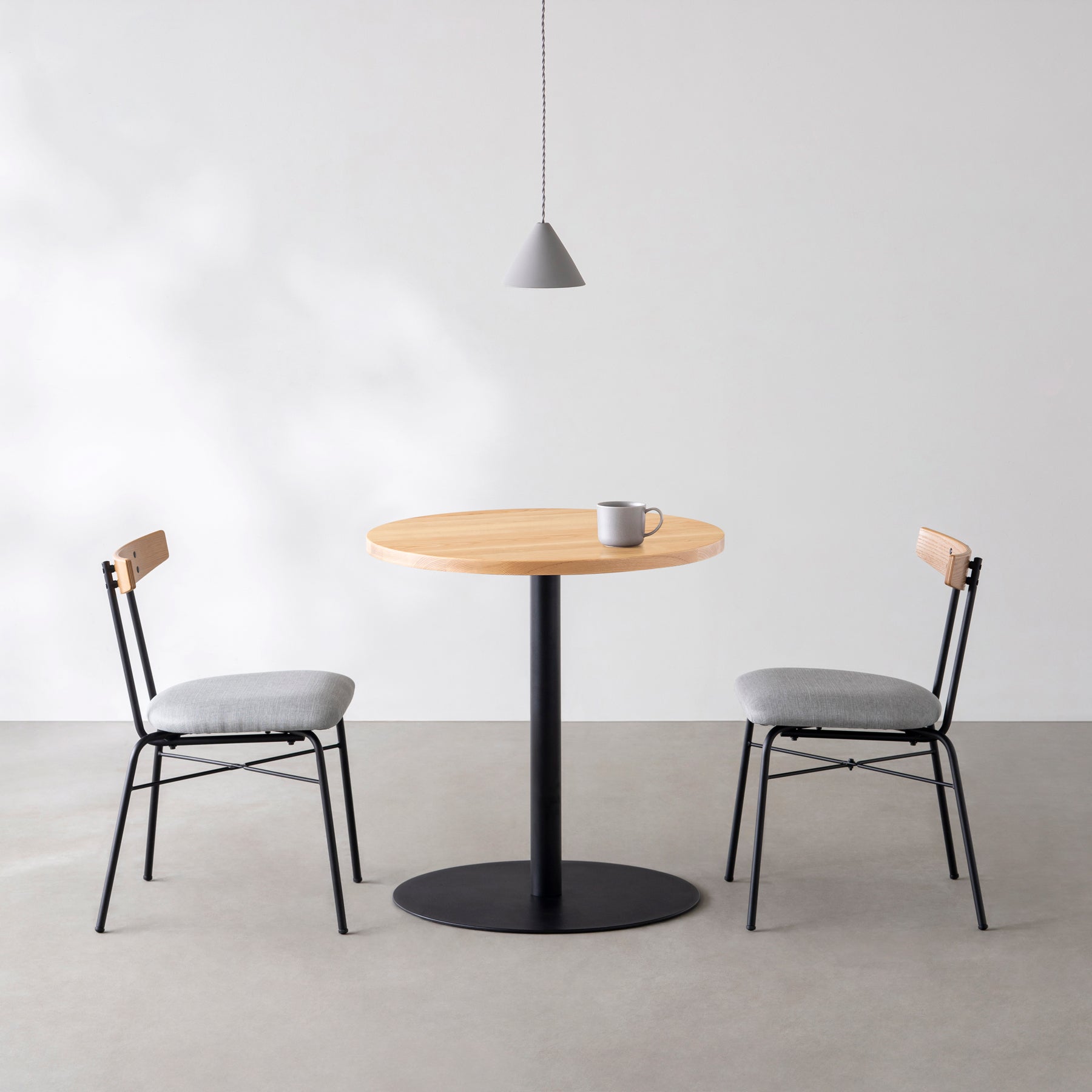 Kanademonoの無垢ホワイトアッシュのカフェテーブル