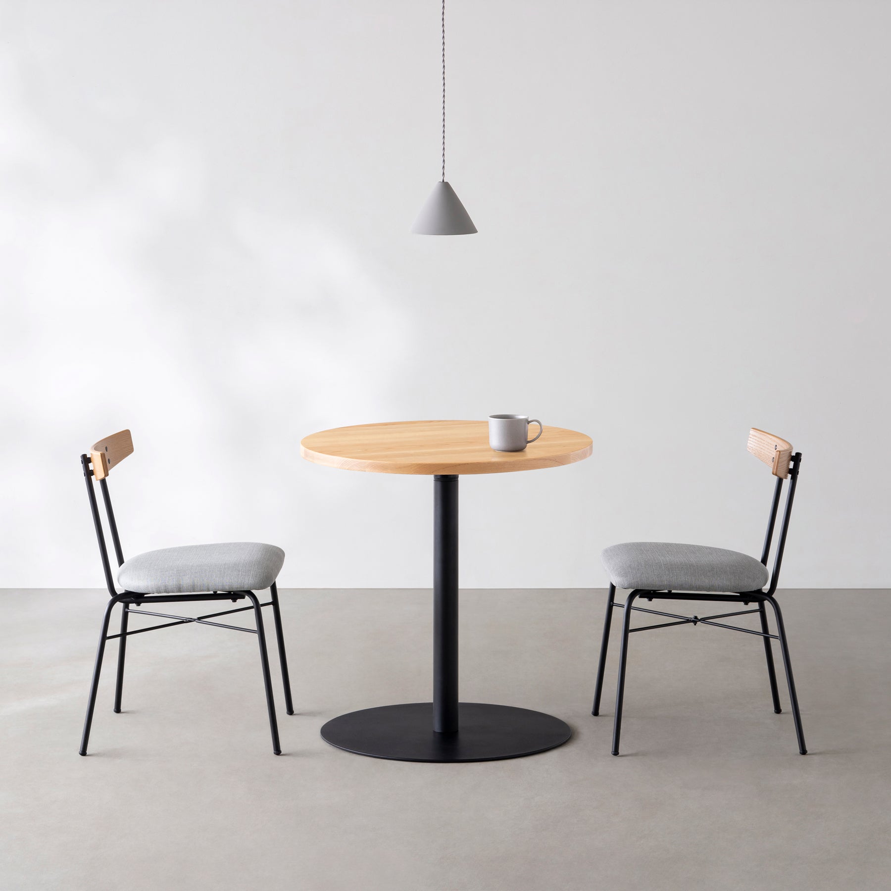 Kanademonoの無垢ホワイトアッシュのカフェテーブル