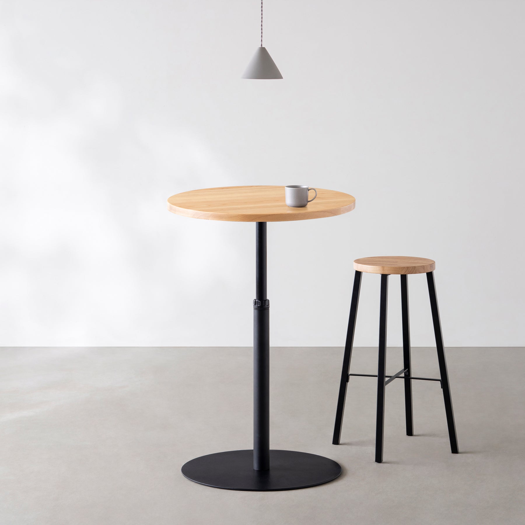 Kanademonoの無垢ホワイトアッシュのカフェテーブル