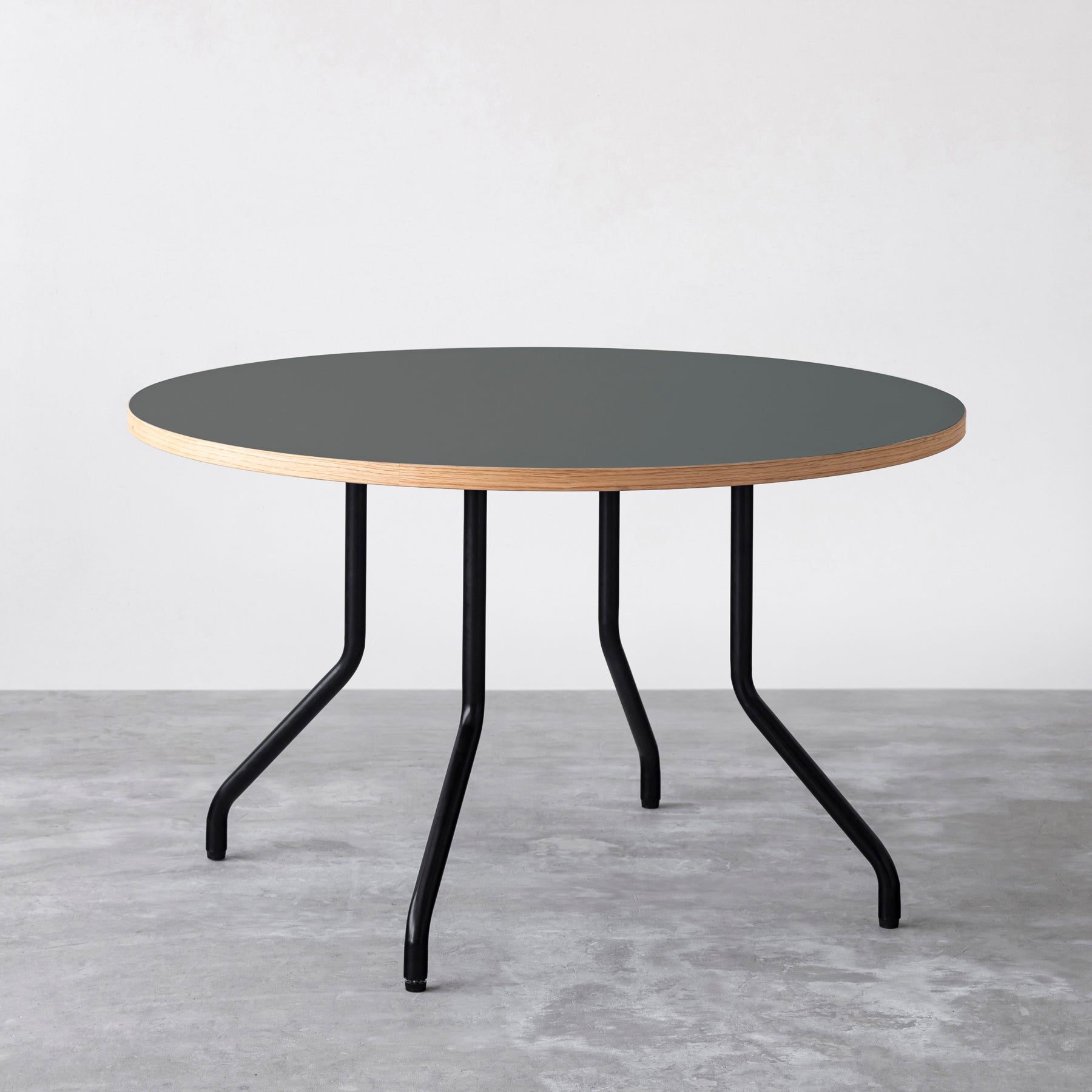 THE CAFE TABLE / リノリウム 全32色　Black Steel 4本脚 × ラウンド φ101 - 120