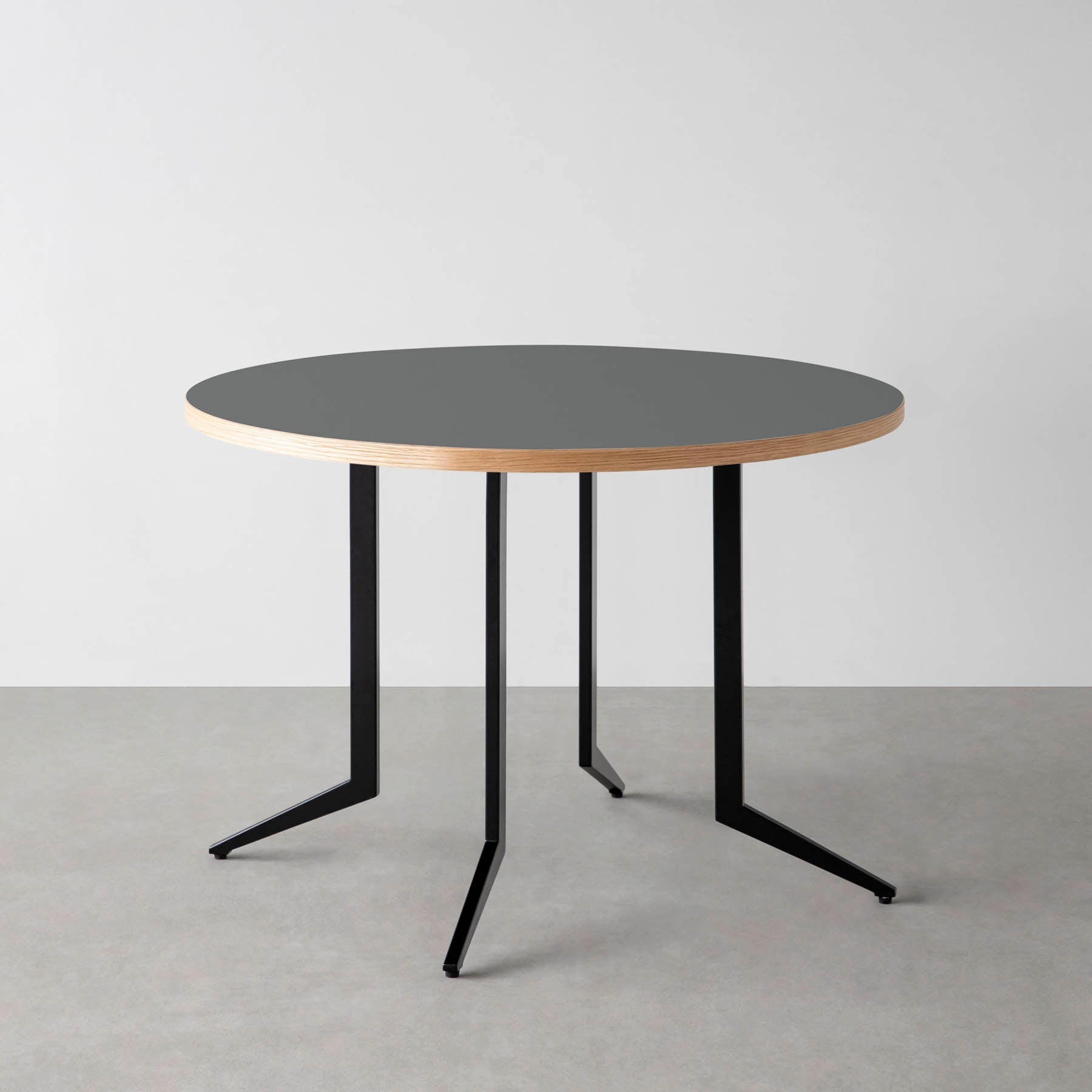 スマート造作カフェテーブル / リノリウム 全32色　黒スチール脚 4本脚 × ラウンド φ81 - 100