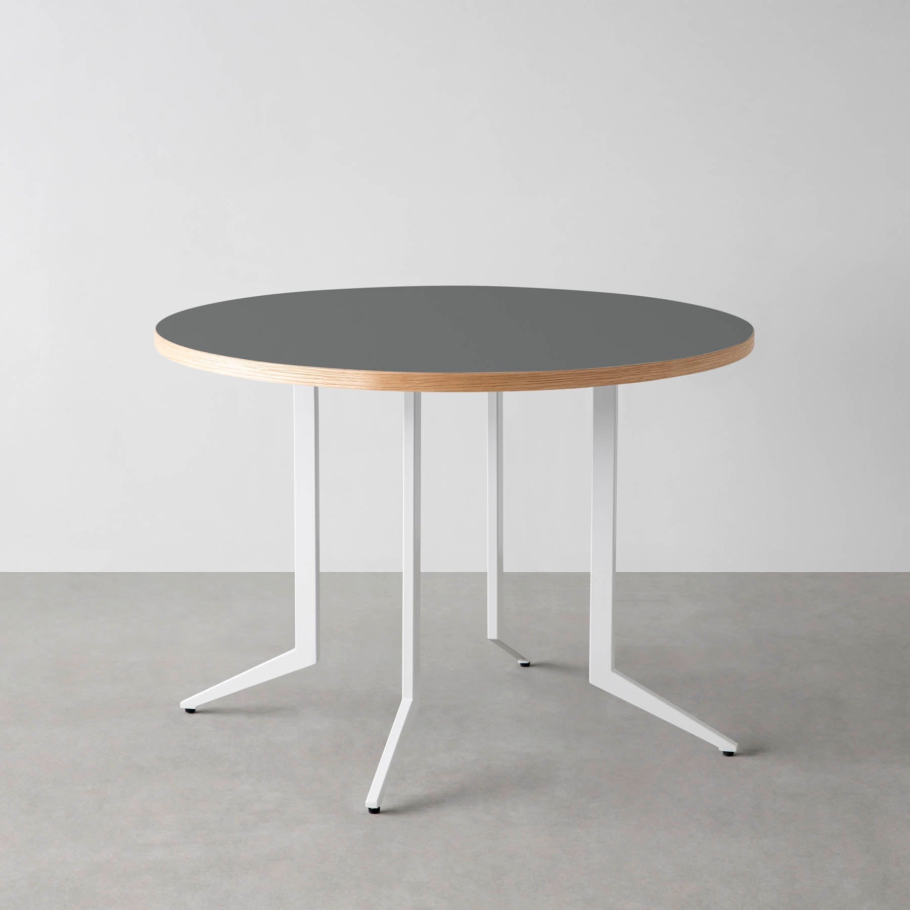 スマート造作カフェテーブル / リノリウム 全32色　白スチール脚 4本脚 × ラウンド φ81 - 100