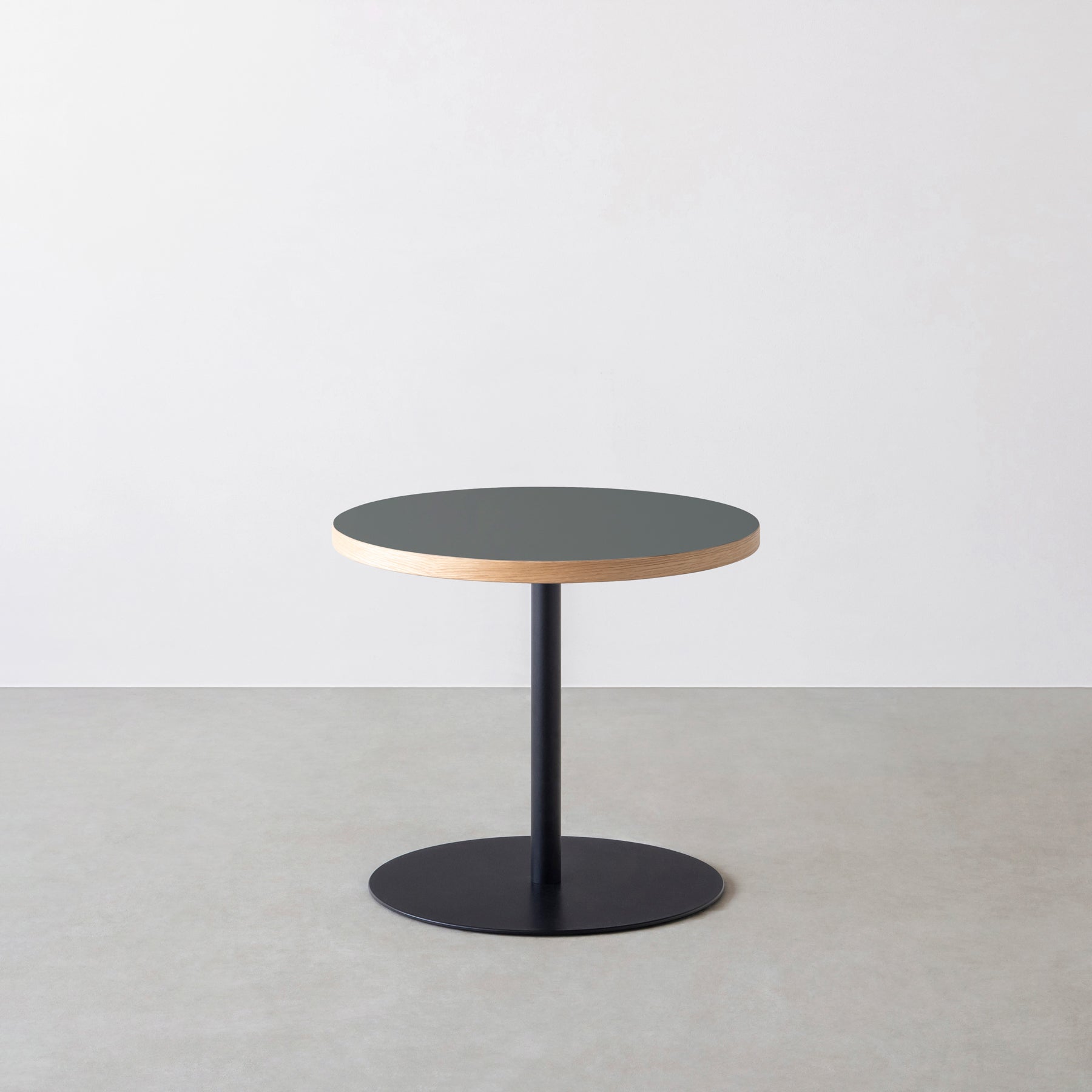 スマート造作カフェテーブル / リノリウム 全32色　黒スチール脚 1本脚 × ラウンド φ50 - 60