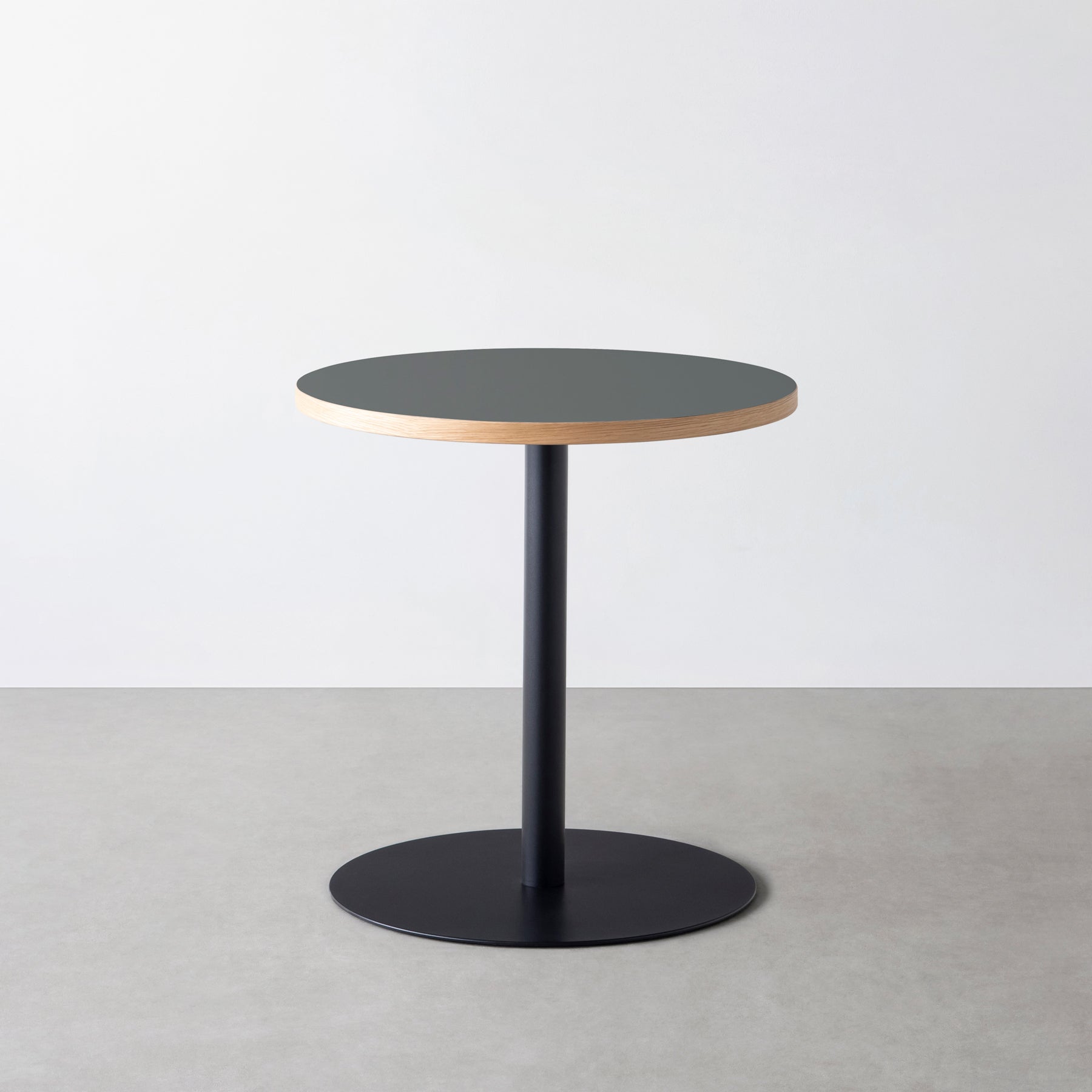 スマート造作カフェテーブル / リノリウム 全32色　黒スチール脚 1本脚 × ラウンド φ61 - 70