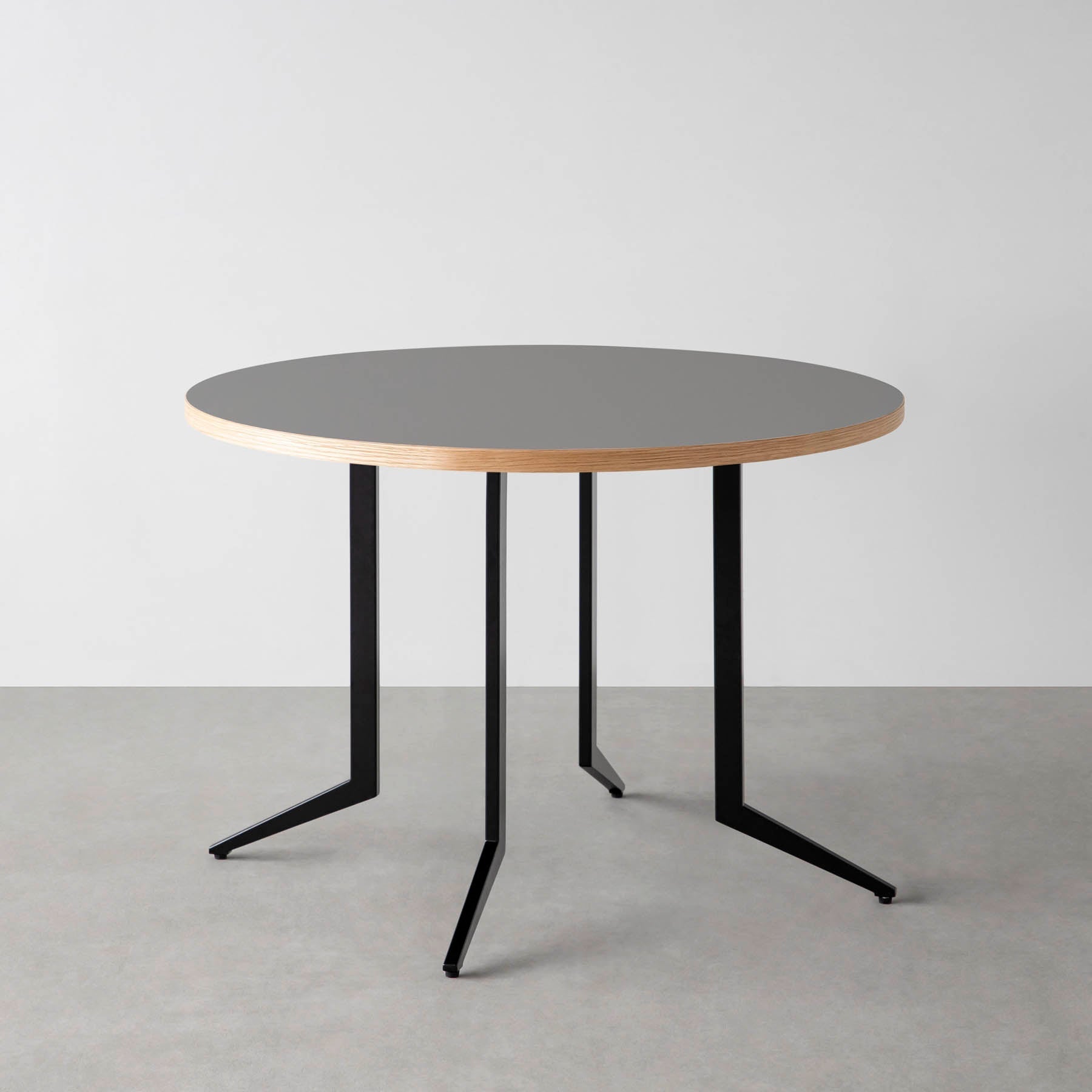 スマート造作カフェテーブル / リノリウム 全32色　黒スチール脚 4本脚 × ラウンド φ81 - 100