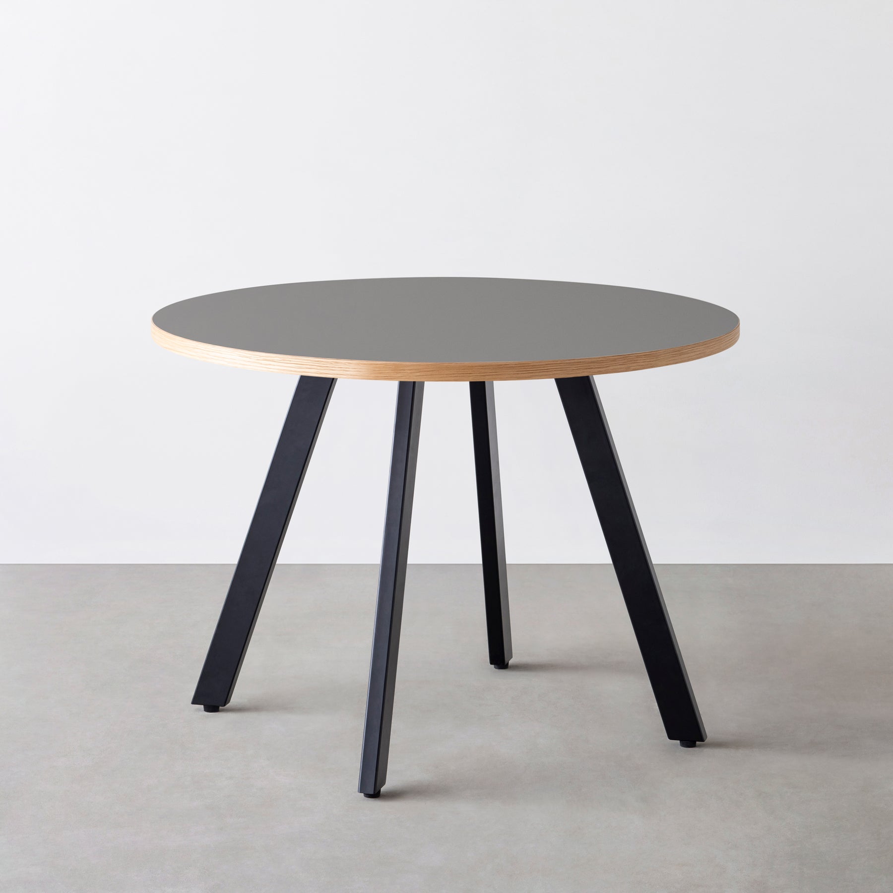 スマート造作カフェテーブル / リノリウム 全32色　黒スチール脚 4本脚 × ラウンド φ81 - 100