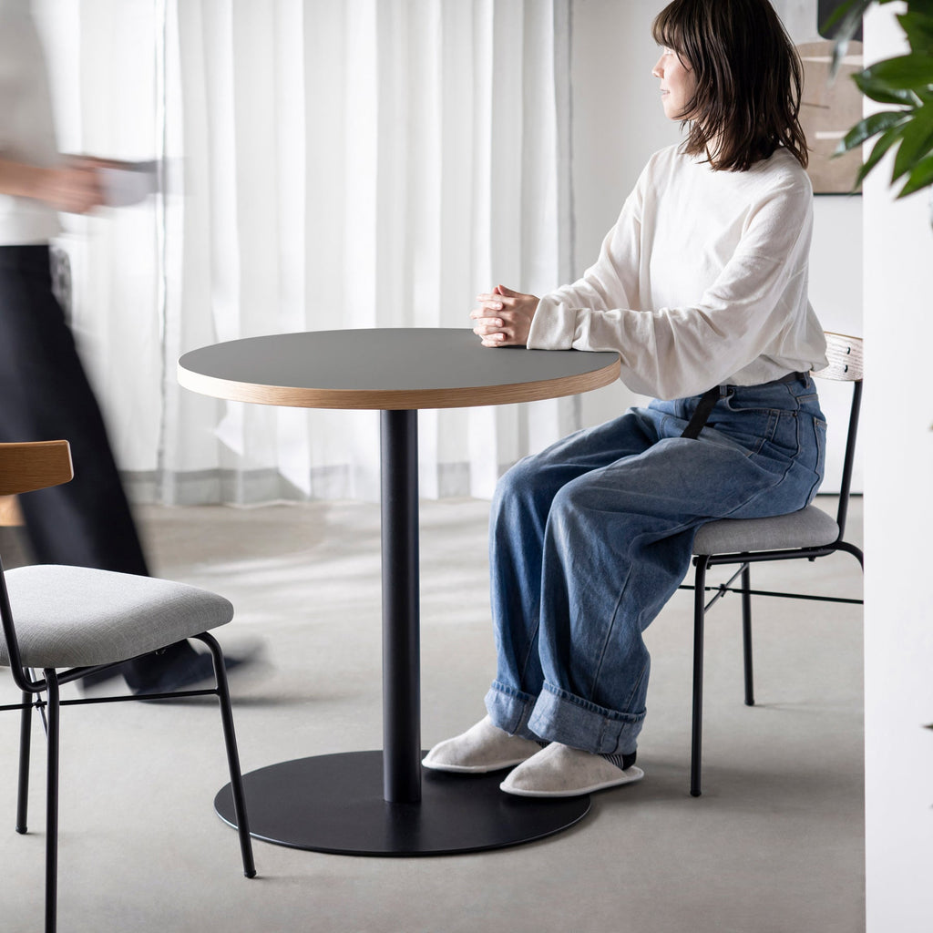 スマート造作カフェテーブル / リノリウム 全32色　黒スチール脚 1本脚 × ラウンド φ61 - 70