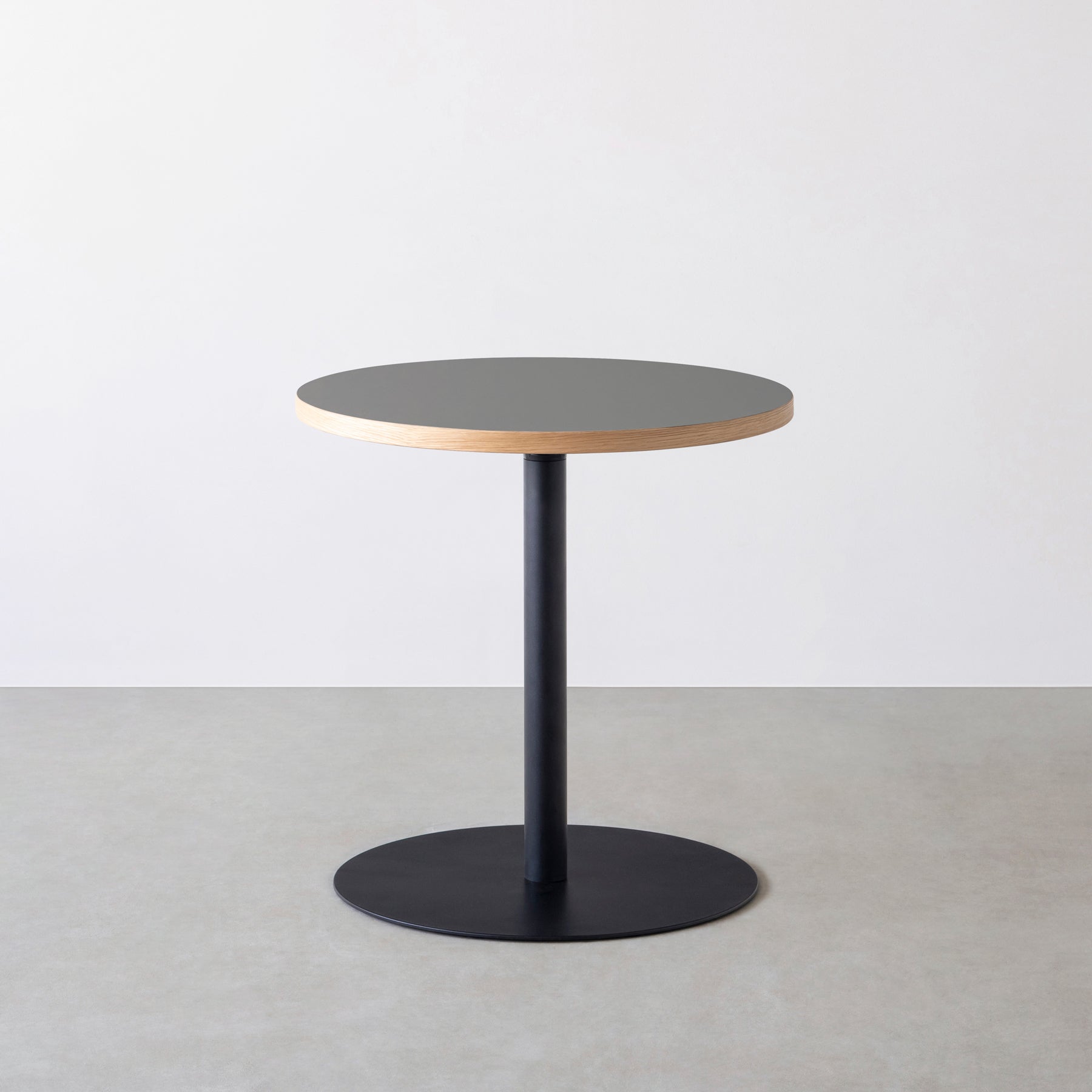 スマート造作カフェテーブル / リノリウム 全32色　黒スチール脚 1本脚 × ラウンド φ61 - 70