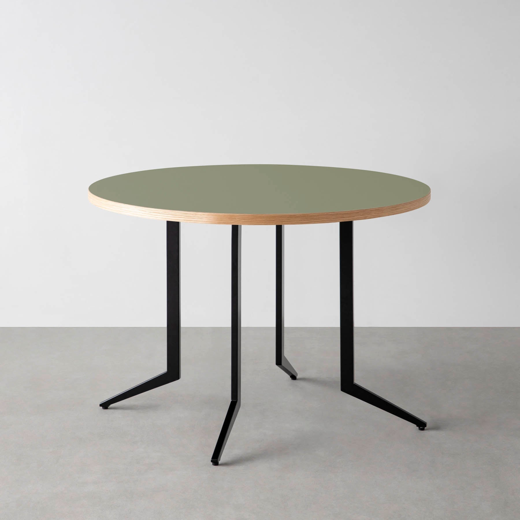 スマート造作カフェテーブル / リノリウム 全32色　黒スチール脚 4本脚 × ラウンド φ81 - 100