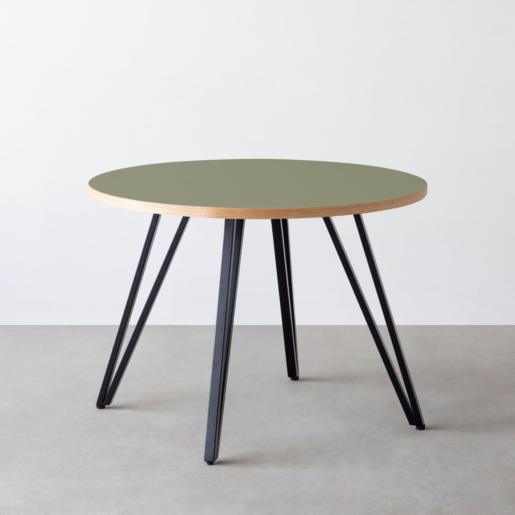 スマート造作カフェテーブル / リノリウム 全32色　黒スチール脚 4本脚 × ラウンド φ81 - 100