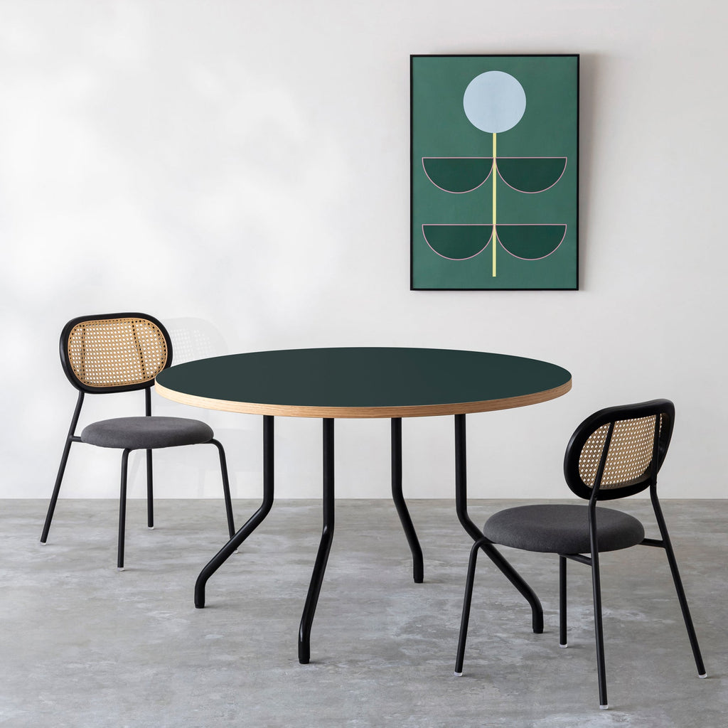 THE CAFE TABLE / リノリウム 全32色　Black Steel 4本脚 × ラウンド φ101 - 120