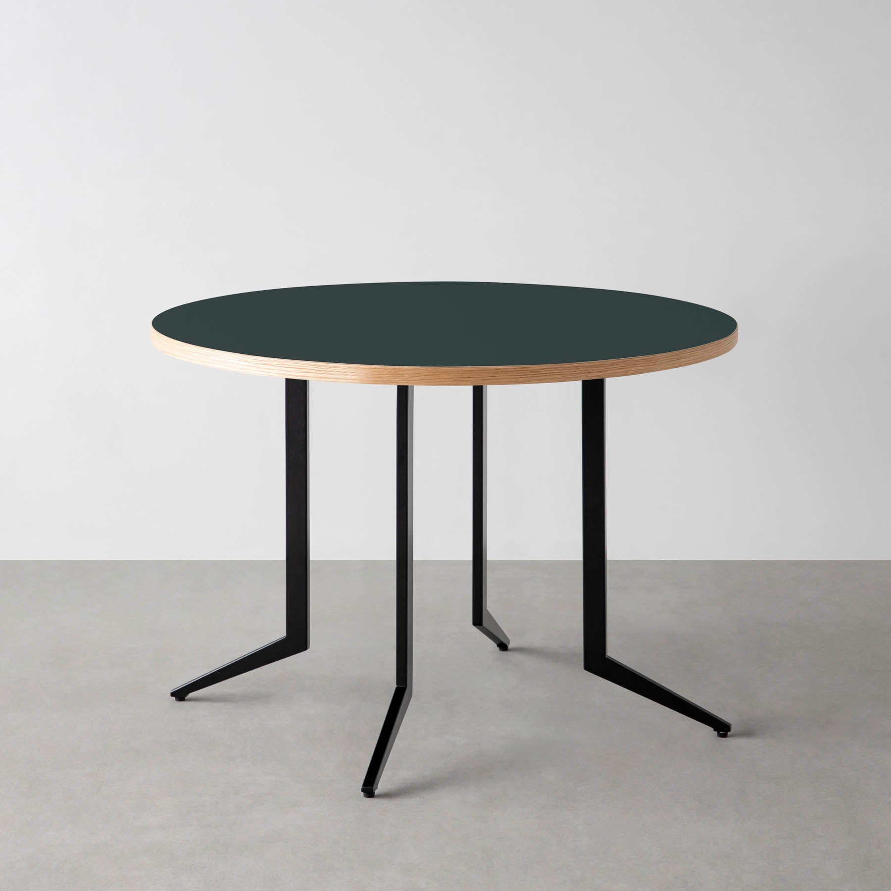 スマート造作カフェテーブル / リノリウム 全32色　黒スチール脚 4本脚 × ラウンド φ81 - 100