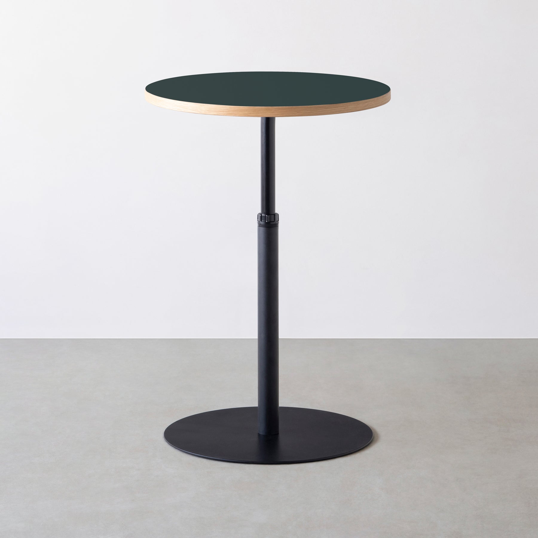 スマート造作カフェテーブル / リノリウム 全32色　黒スチール脚 1本脚 × ラウンド φ61 - 70