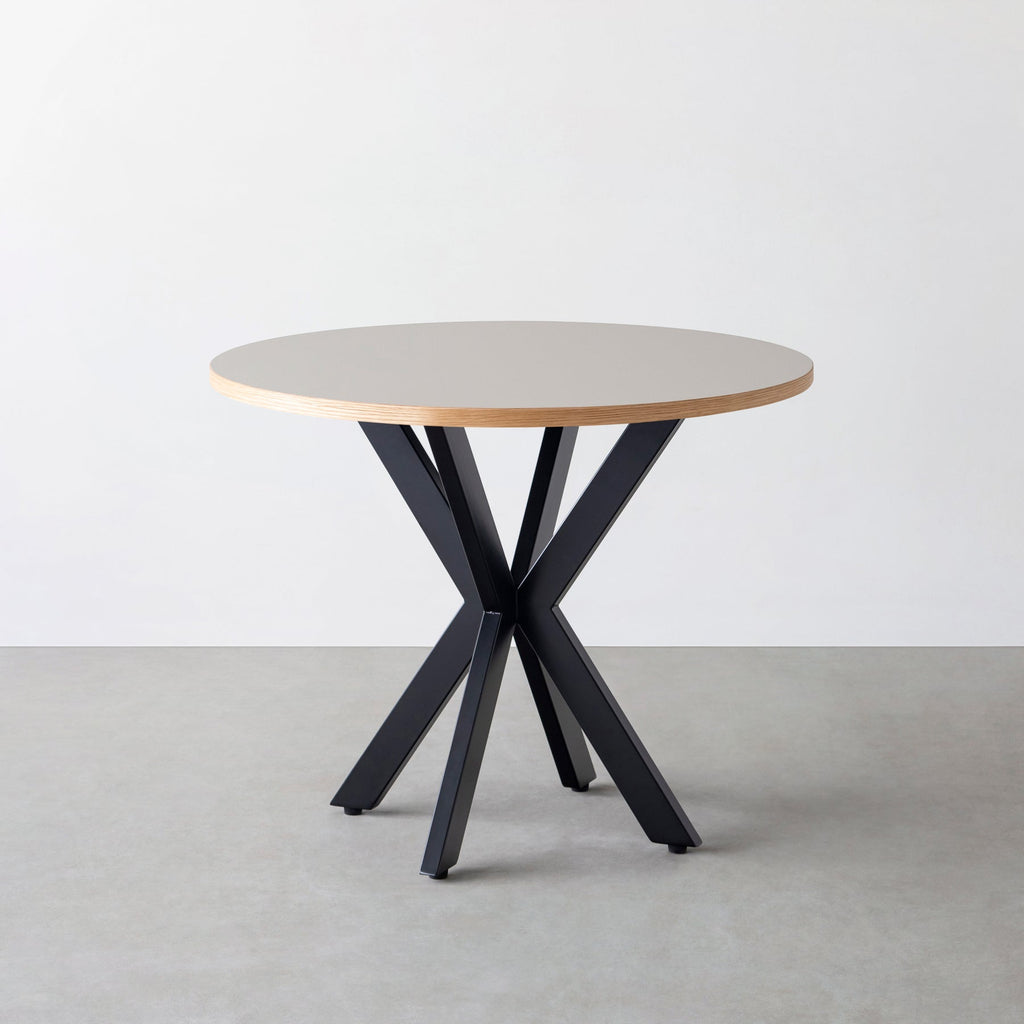 Kanademono のリノリウムとX脚を組み合わせた大型カフェテーブル