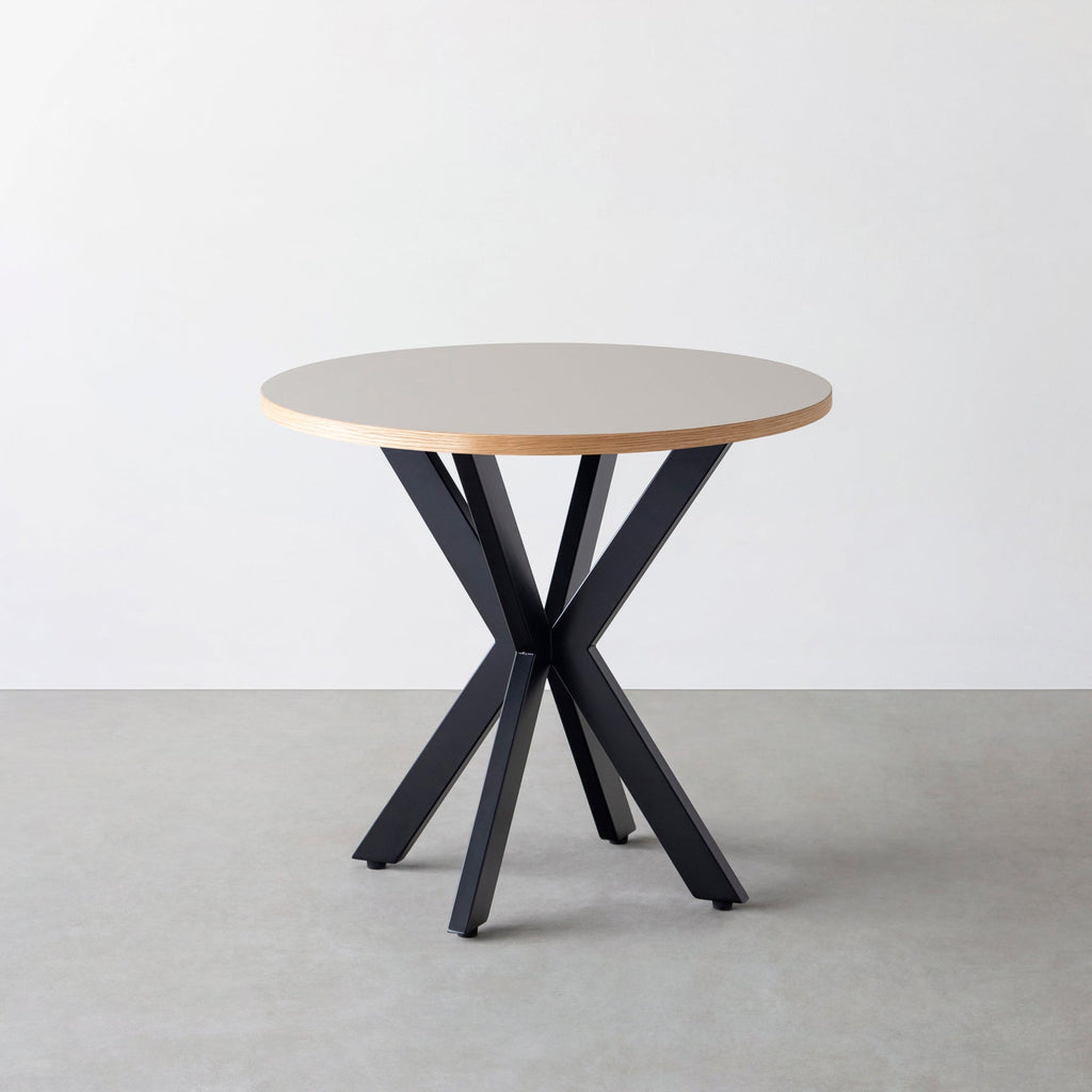 Kanademono のリノリウムとX脚を組み合わせたカフェテーブル