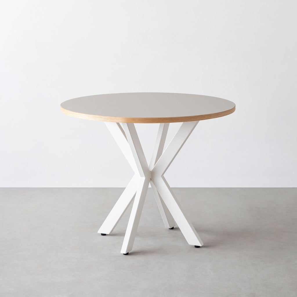 Kanademono のリノリウムとX脚を組み合わせた大型カフェテーブル