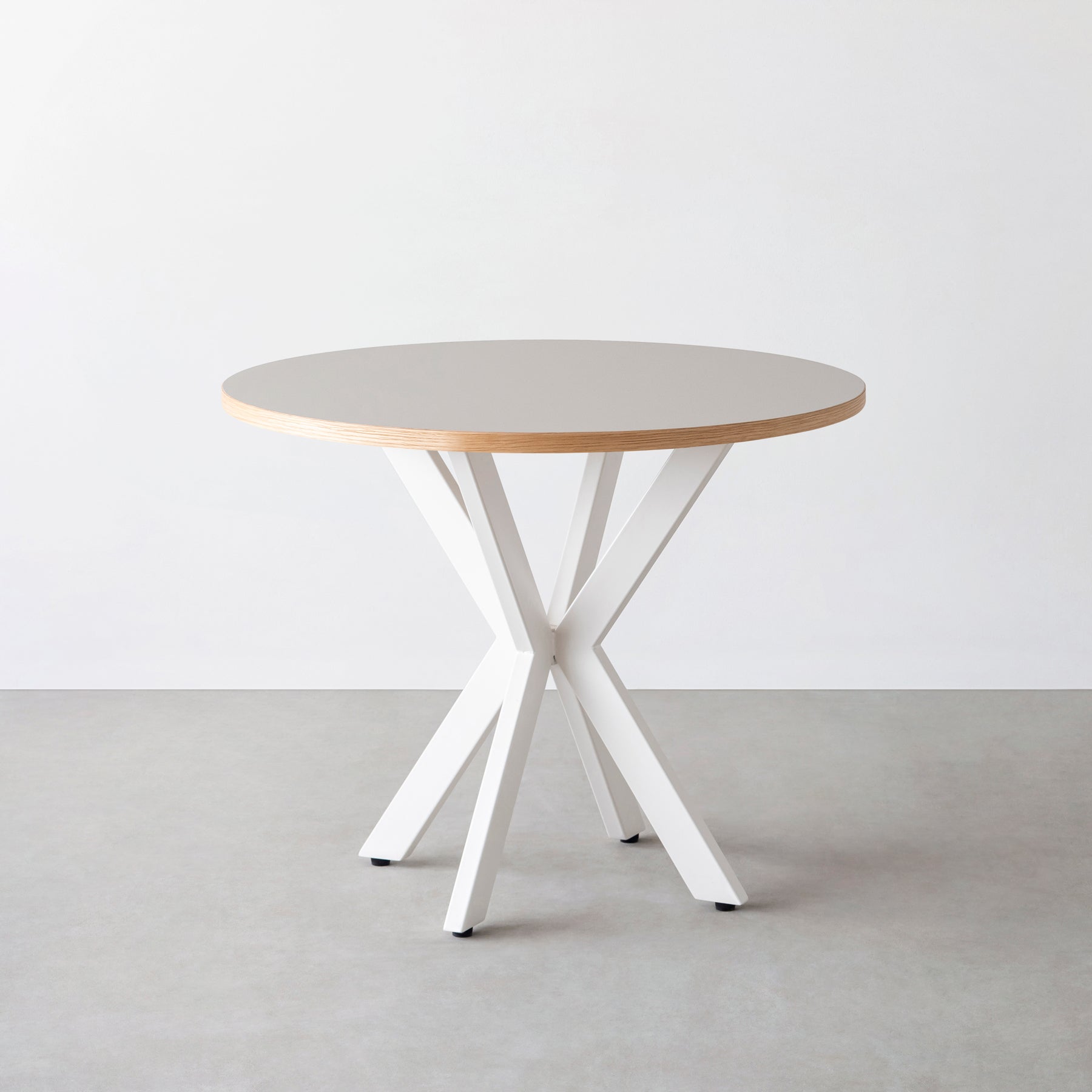 Kanademono のリノリウムとX脚を組み合わせた大型カフェテーブル