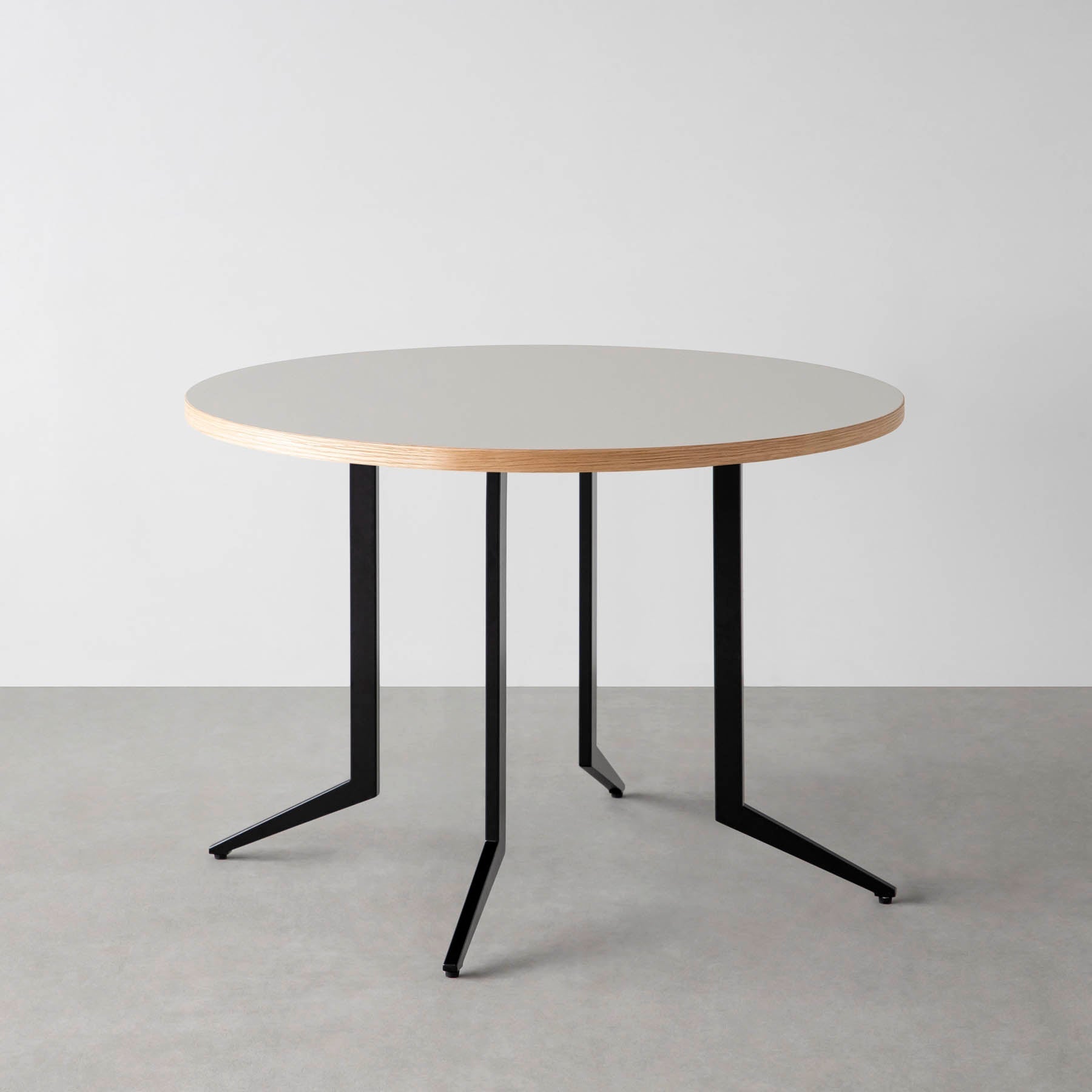 スマート造作カフェテーブル / リノリウム 全32色　黒スチール脚 4本脚 × ラウンド φ81 - 100