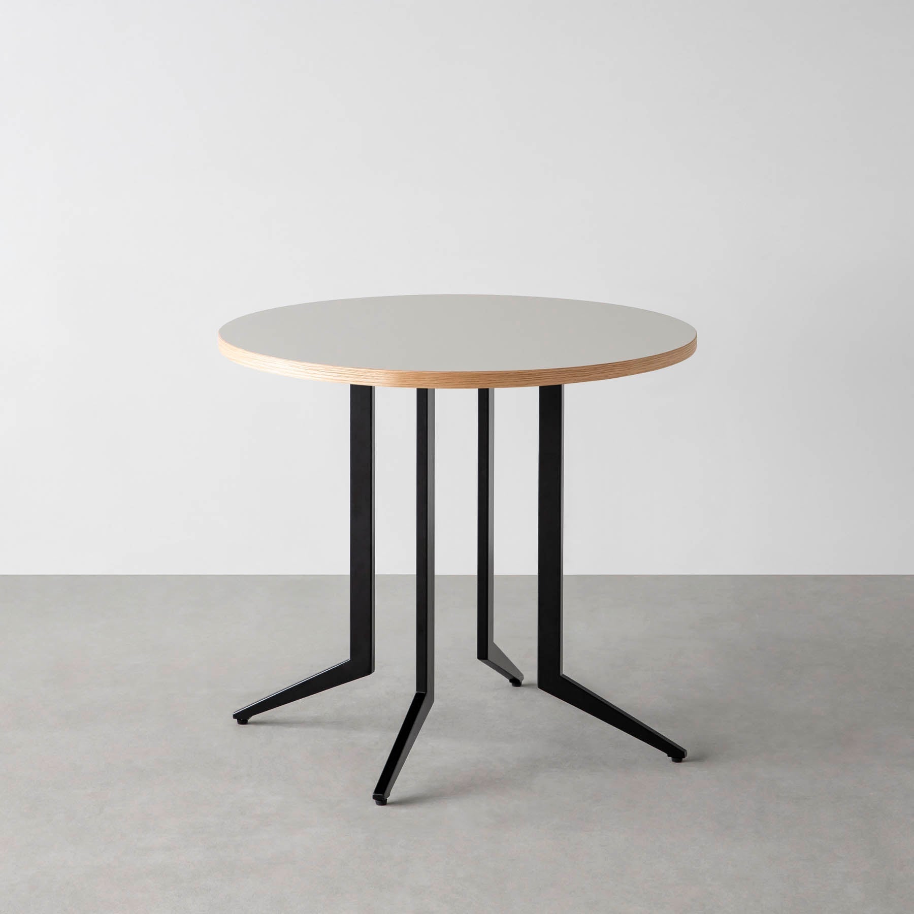 Kanademonoのリノリウムラウンドカフェテーブル