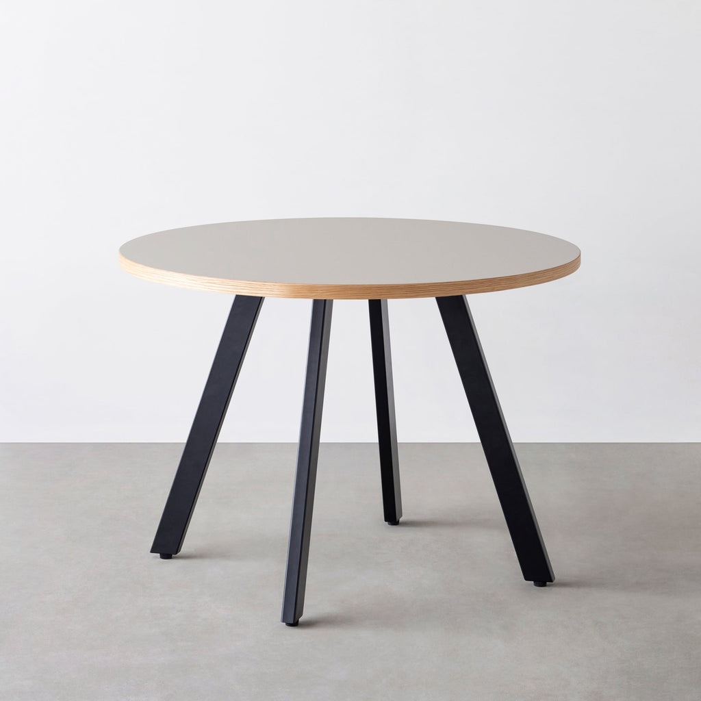 Kanademono のリノリウム大型ラウンドカフェテーブル