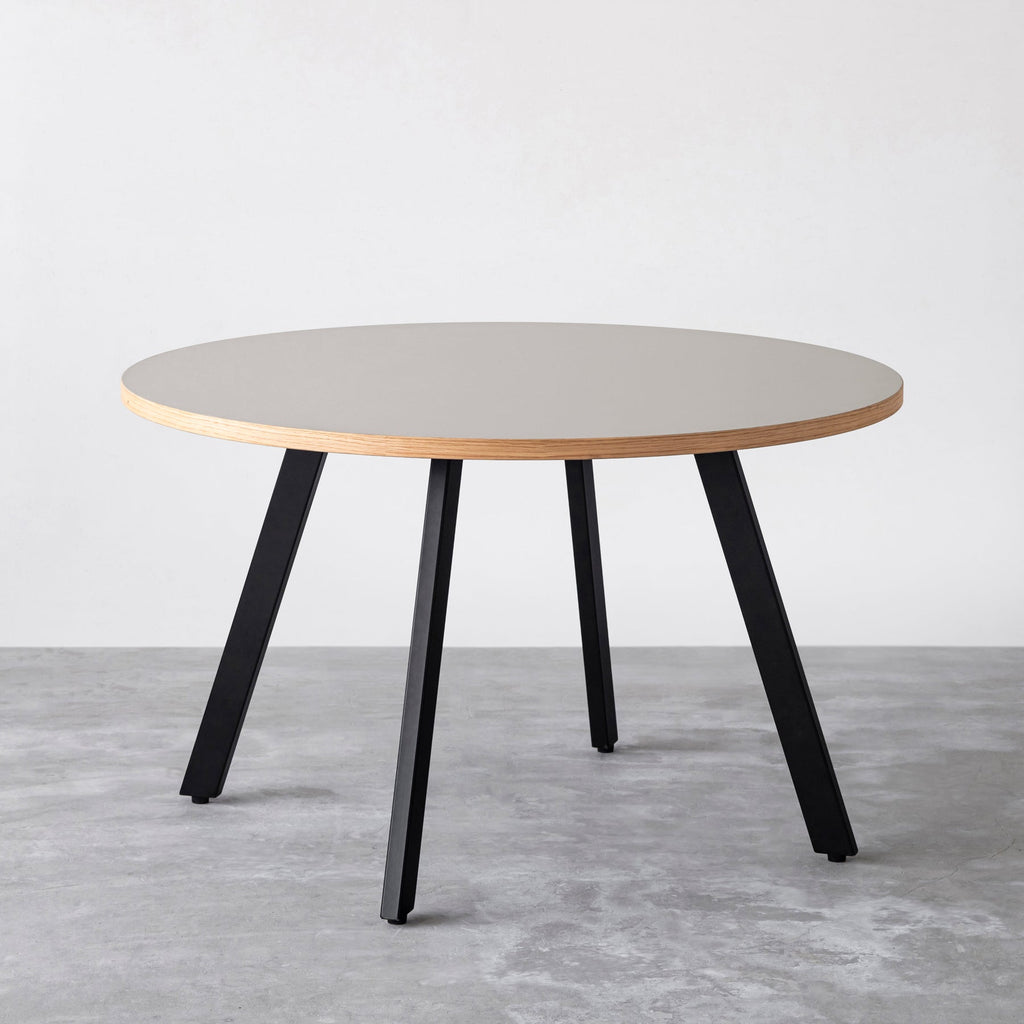 THE CAFE TABLE / リノリウム 全32色　Black Steel 4本脚 × ラウンド φ101 - 120