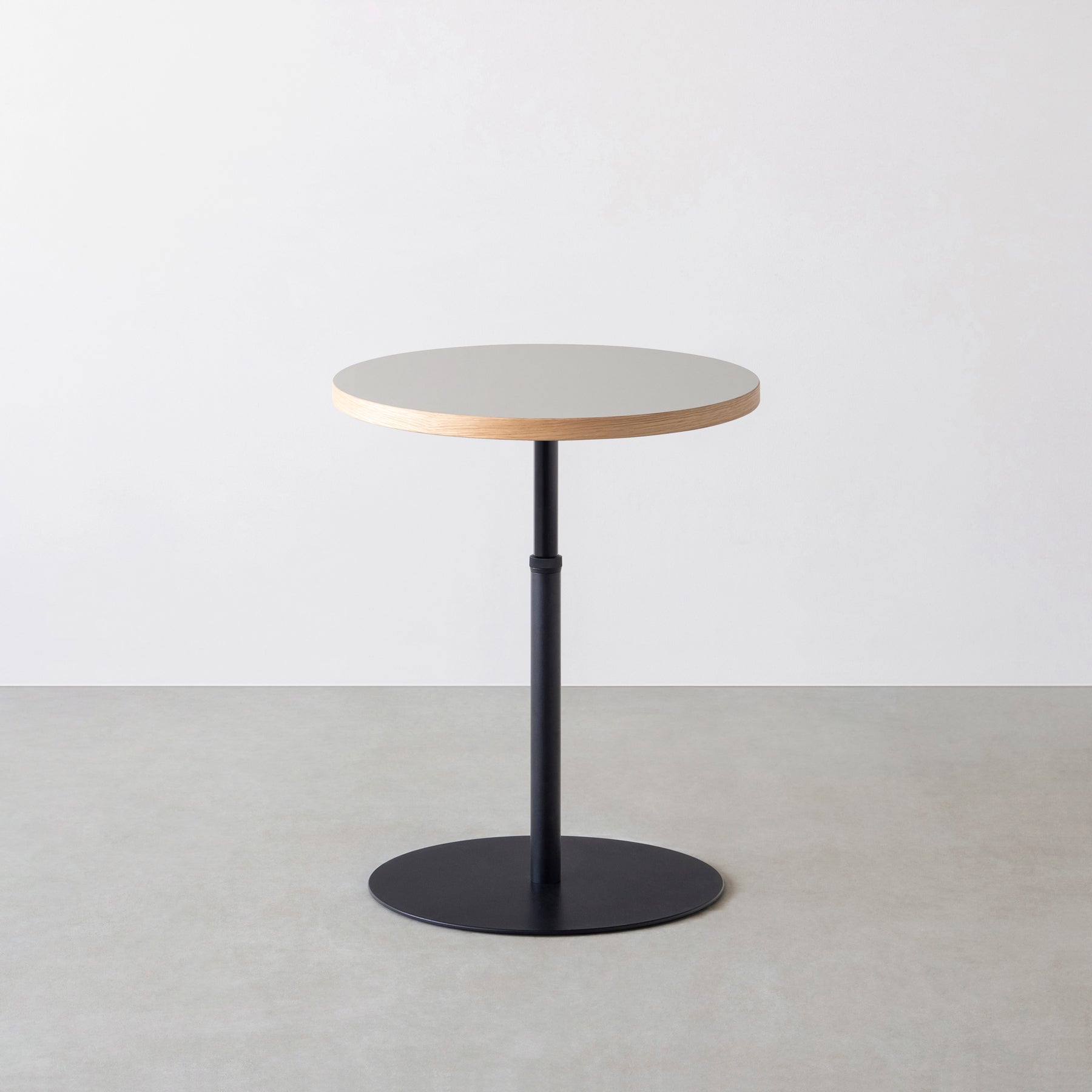 スマート造作カフェテーブル / リノリウム 全32色　黒スチール脚 1本脚 × ラウンド φ50 - 60