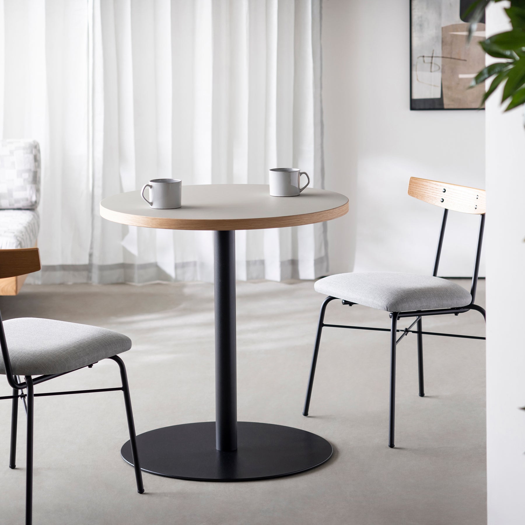 スマート造作カフェテーブル / リノリウム 全32色　黒スチール脚 1本脚 × ラウンド φ61 - 70