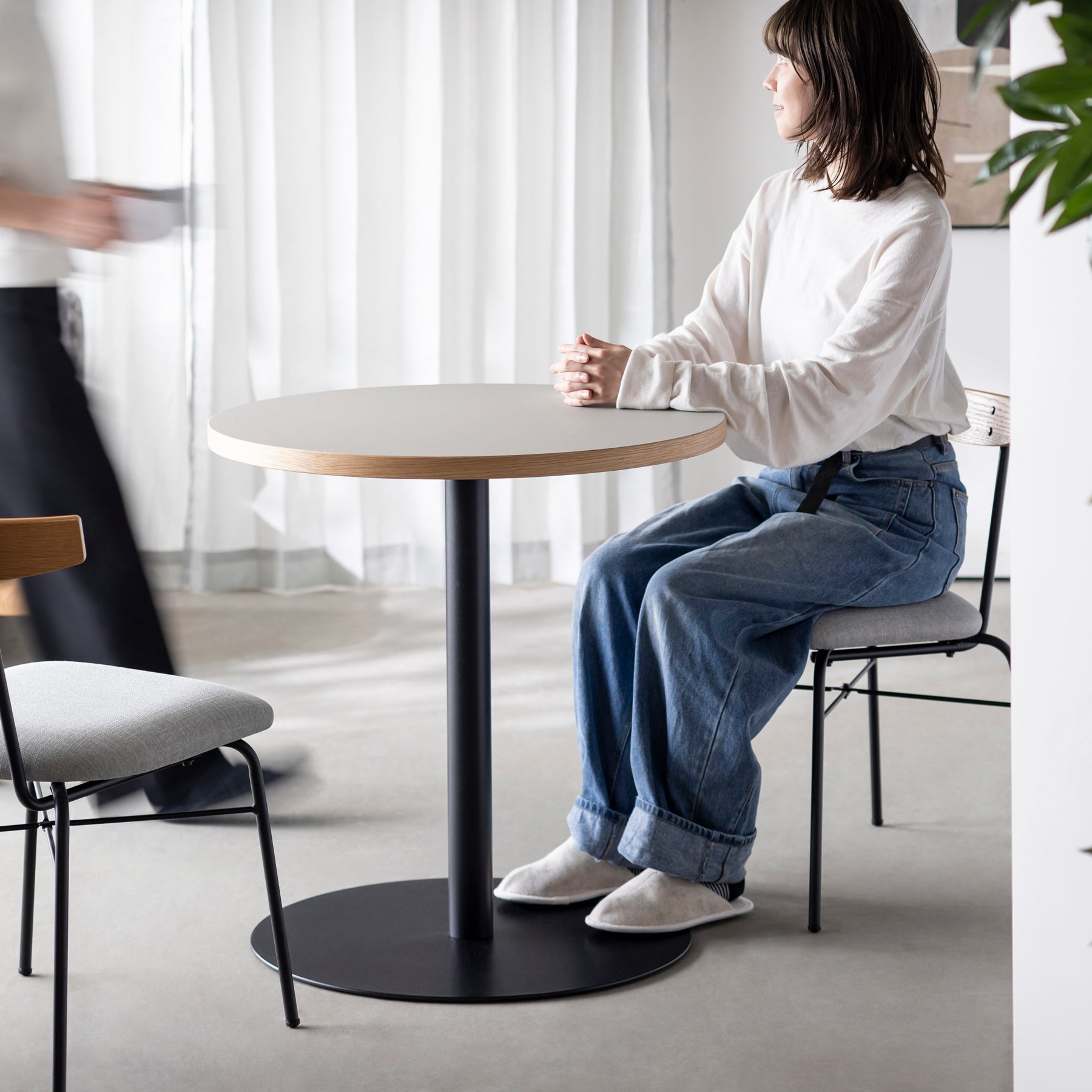 スマート造作カフェテーブル / リノリウム 全32色　黒スチール脚 1本脚 × ラウンド φ61 - 70