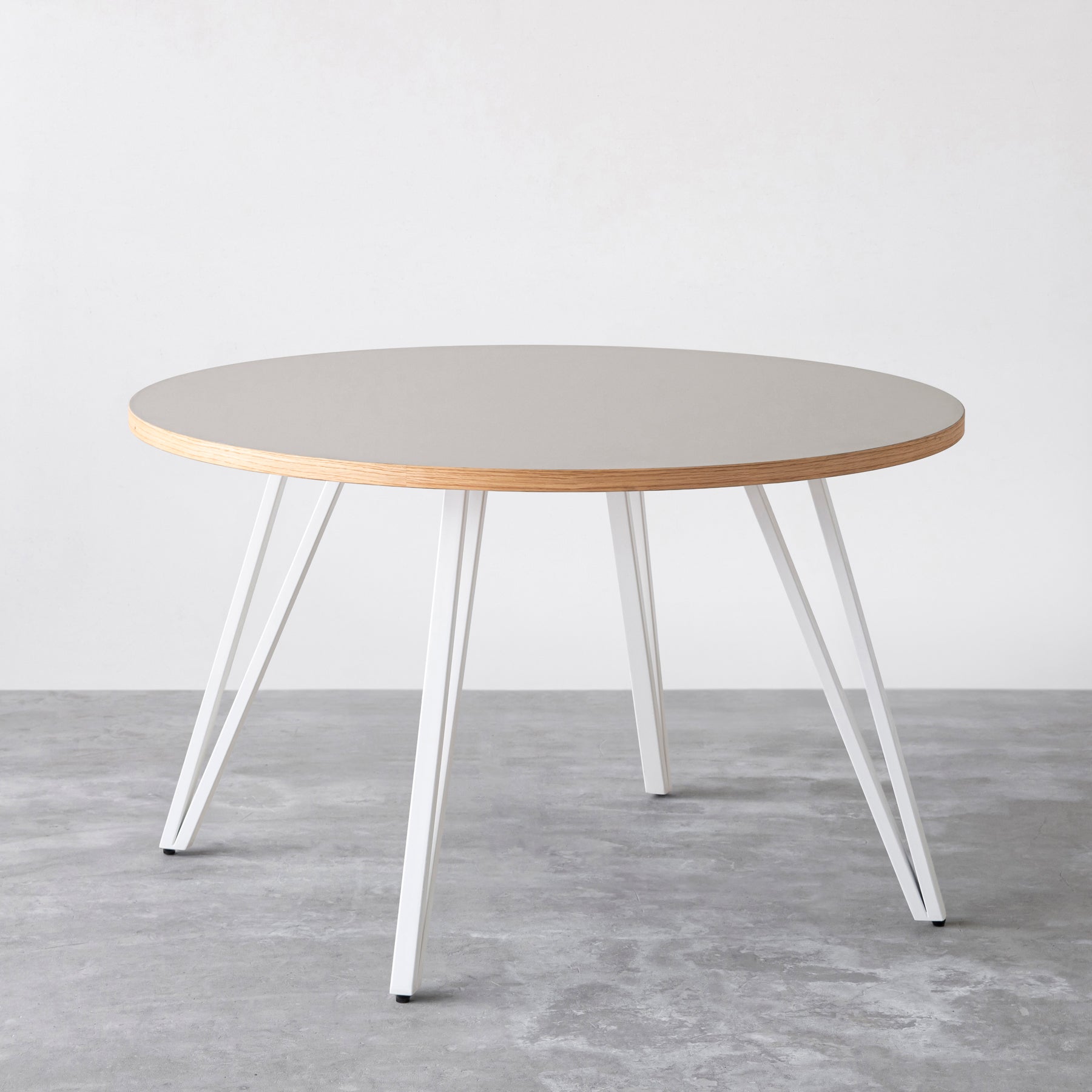 THE CAFE TABLE / リノリウム 全32色　White Steel 4本脚 × ラウンド φ101 - 120