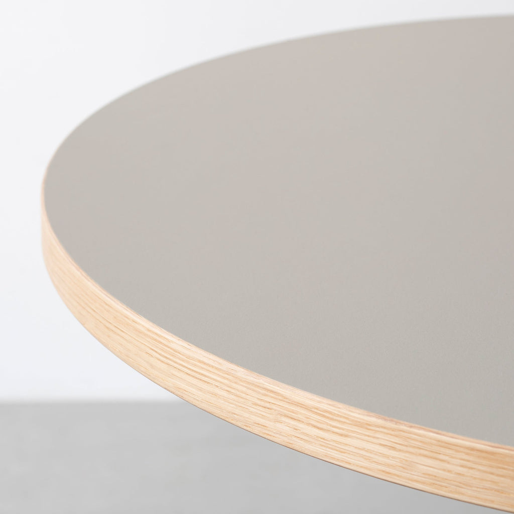 スマート造作カフェテーブル / リノリウム 全32色　白スチール脚 カフェX × ラウンド φ81 - 90