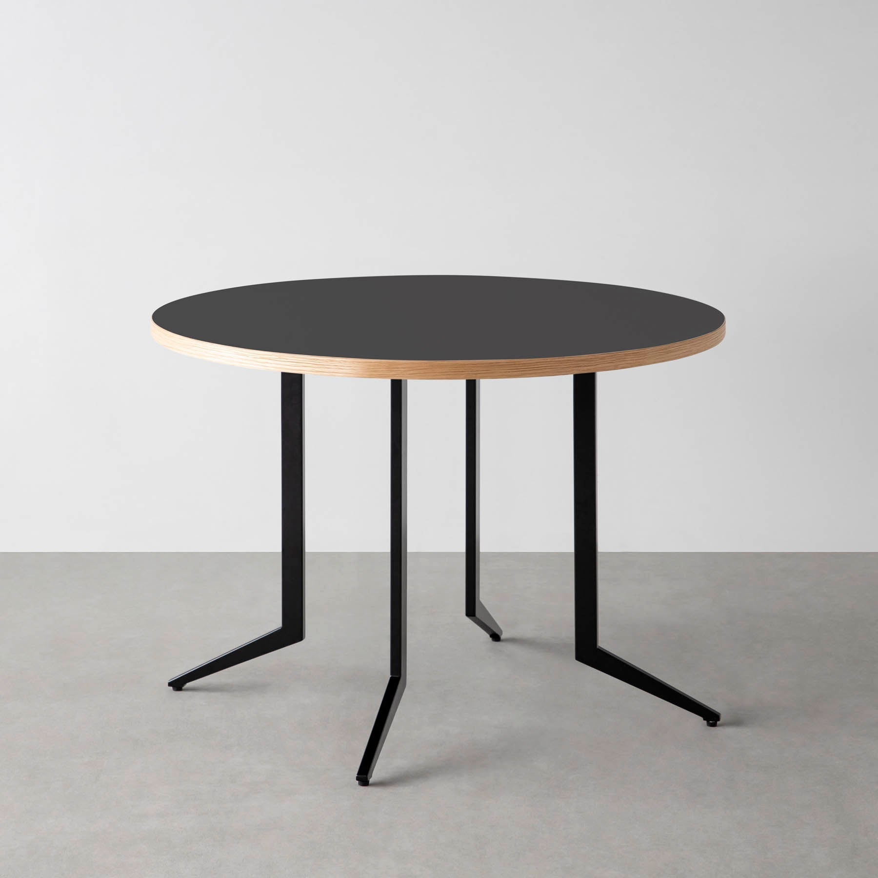 スマート造作カフェテーブル / リノリウム 全32色　黒スチール脚 4本脚 × ラウンド φ81 - 100