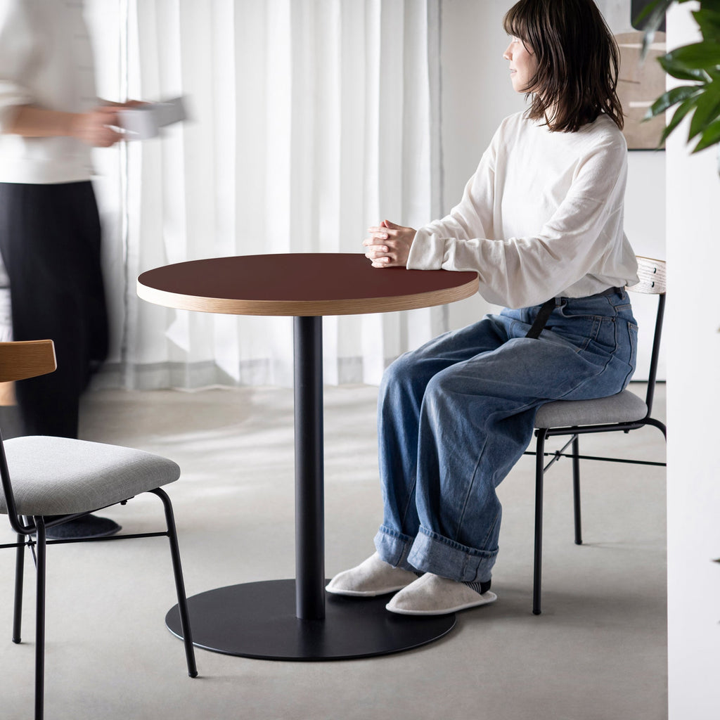 スマート造作カフェテーブル / リノリウム 全32色　黒スチール脚 1本脚 × ラウンド φ61 - 70